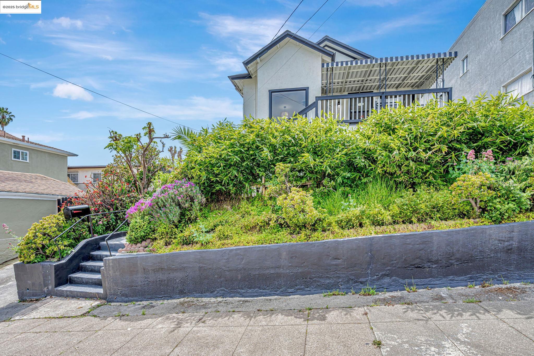 Detail Gallery Image 2 of 47 For 725 E 21st St, Oakland,  CA 94606 - 5 Beds | 2 Baths