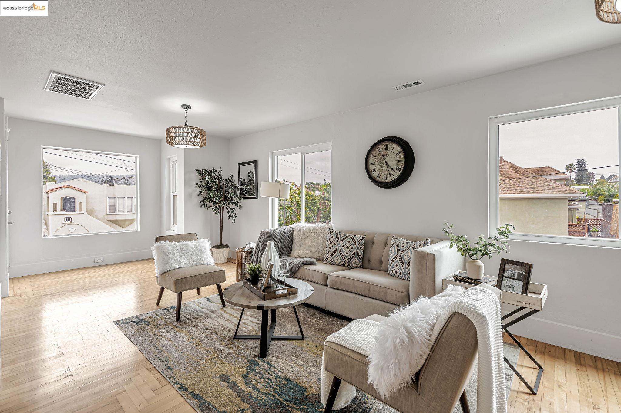 Detail Gallery Image 11 of 47 For 725 E 21st St, Oakland,  CA 94606 - 5 Beds | 2 Baths