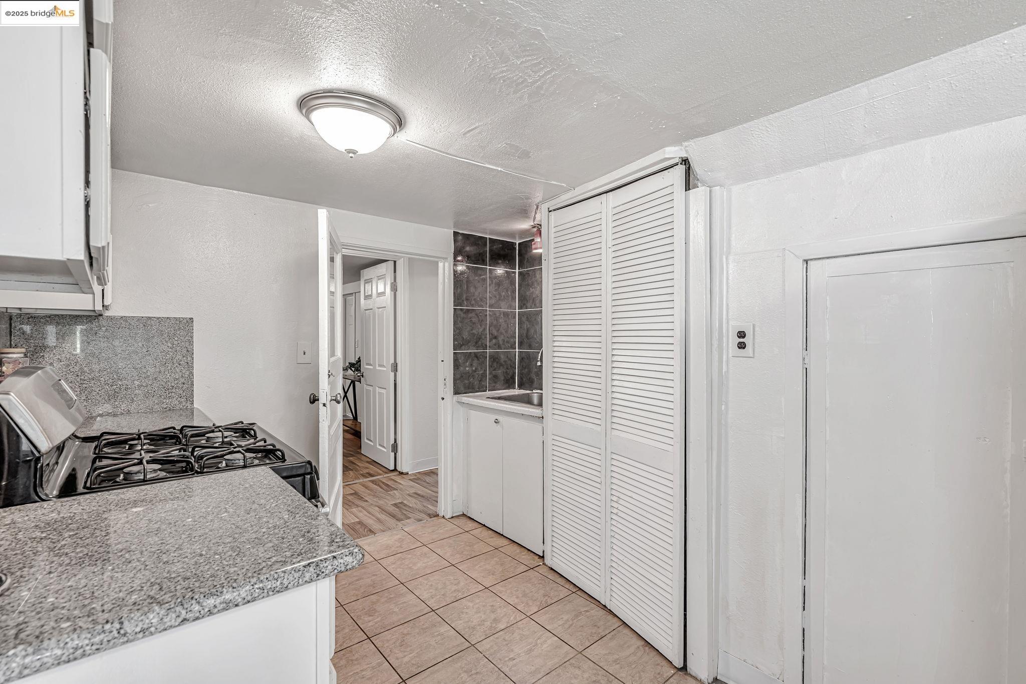 Detail Gallery Image 20 of 47 For 725 E 21st St, Oakland,  CA 94606 - 5 Beds | 2 Baths