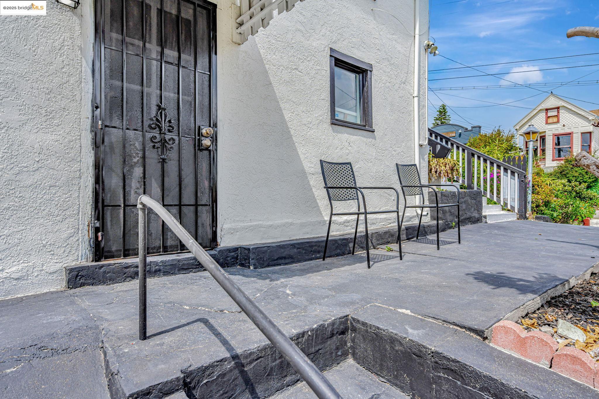 Detail Gallery Image 5 of 47 For 725 E 21st St, Oakland,  CA 94606 - 5 Beds | 2 Baths