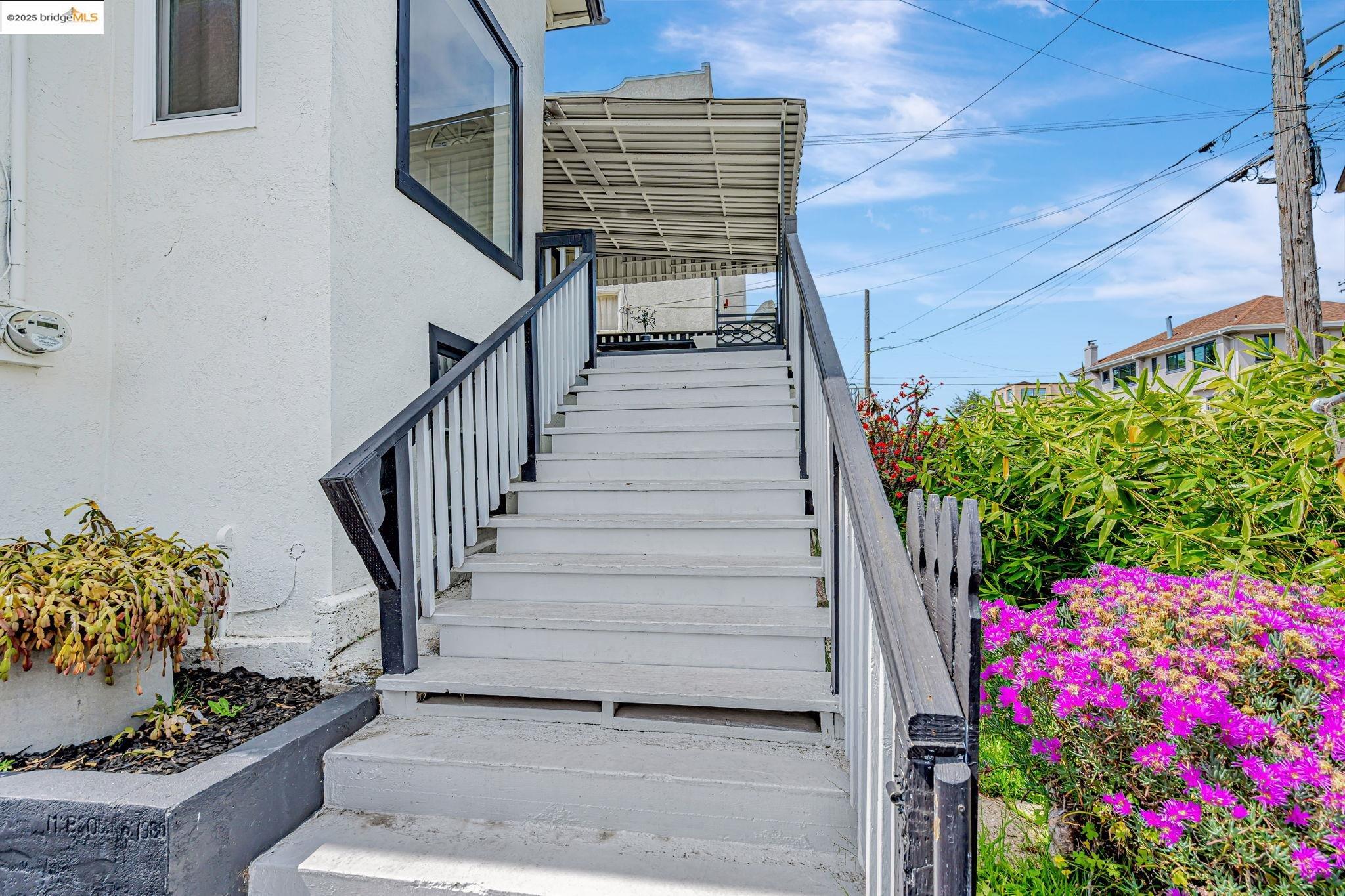 Detail Gallery Image 6 of 47 For 725 E 21st St, Oakland,  CA 94606 - 5 Beds | 2 Baths