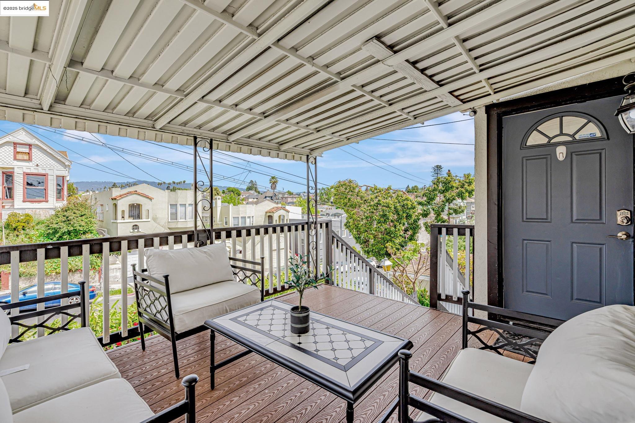 Detail Gallery Image 8 of 47 For 725 E 21st St, Oakland,  CA 94606 - 5 Beds | 2 Baths