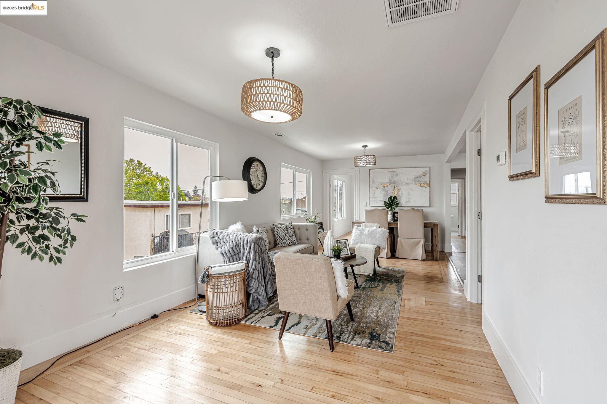 Detail Gallery Image 9 of 47 For 725 E 21st St, Oakland,  CA 94606 - 5 Beds | 2 Baths