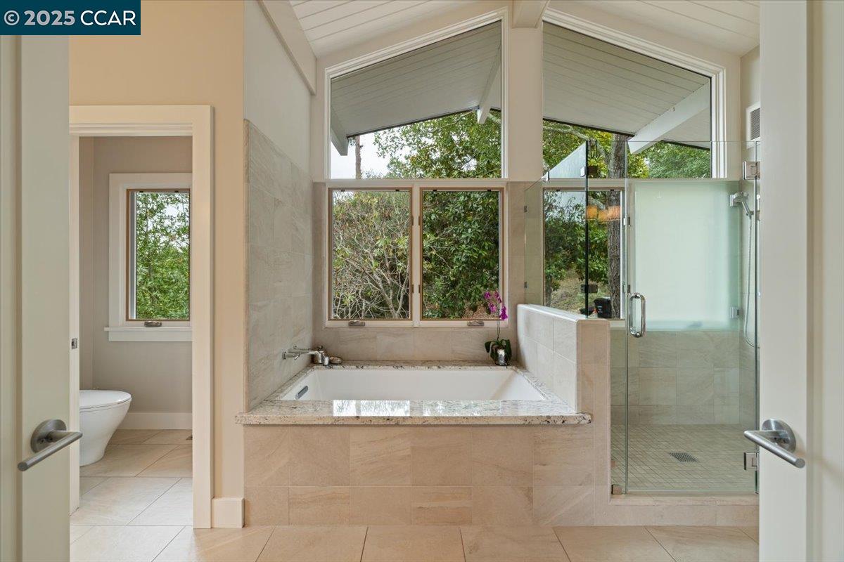 Detail Gallery Image 14 of 37 For 42 Crestview Drive, Orinda,  CA 94563 - 5 Beds | 4 Baths