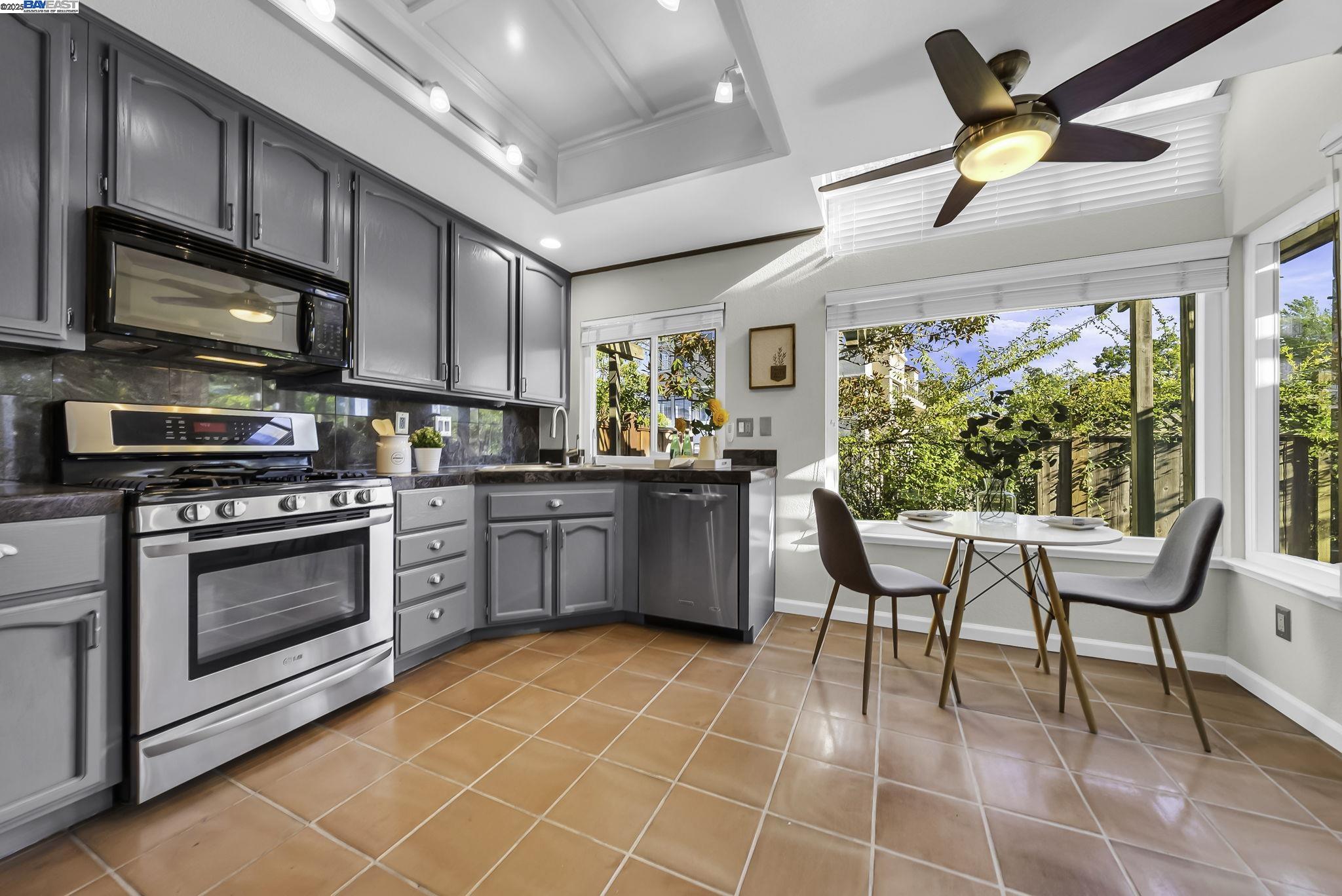 Detail Gallery Image 10 of 38 For 33 Lakeridge Court, San Ramon,  CA 94582 - 3 Beds | 3 Baths