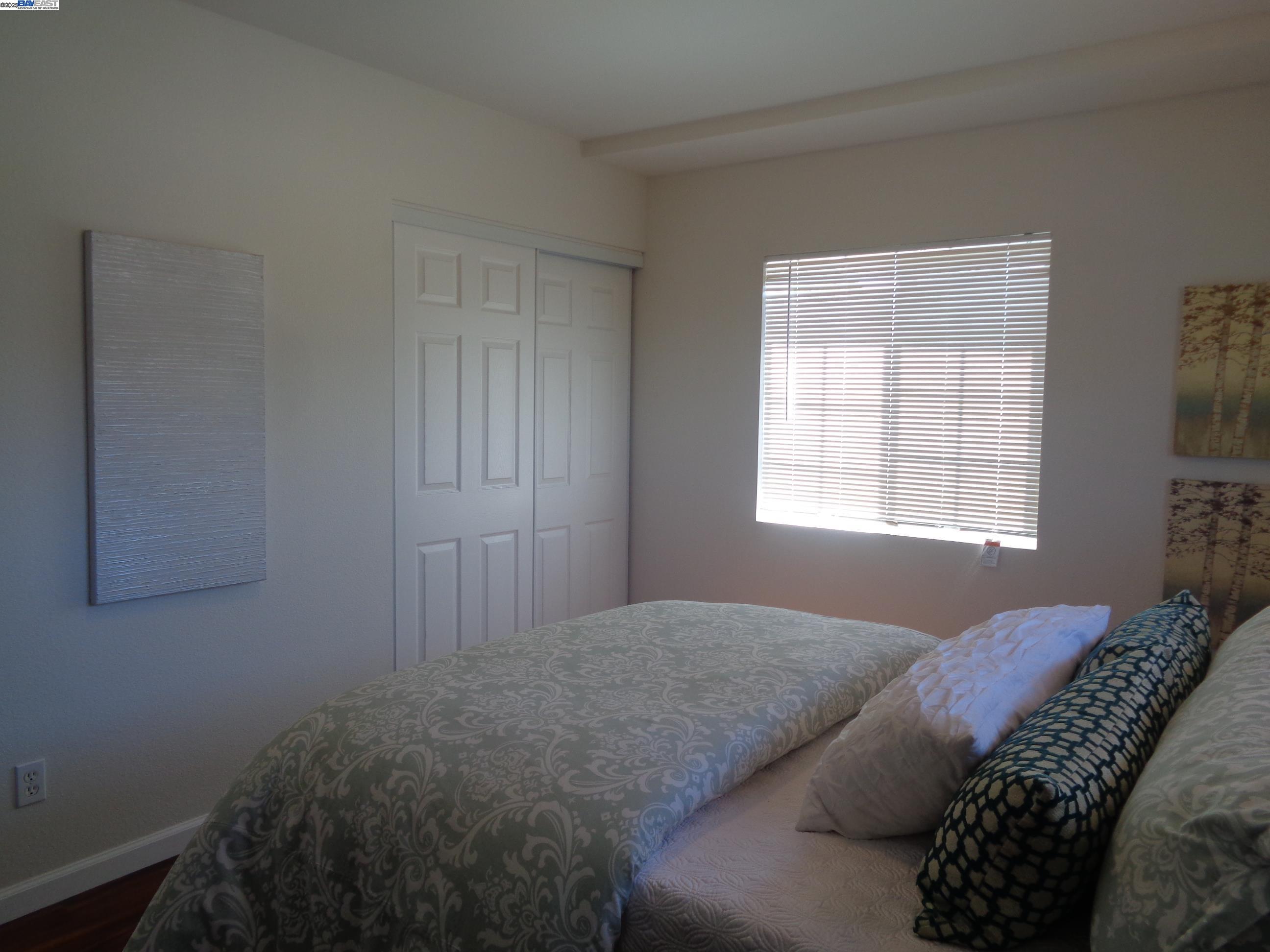 Detail Gallery Image 4 of 34 For 2122 E 25th St, Oakland,  CA 94606 - 3 Beds | 2 Baths