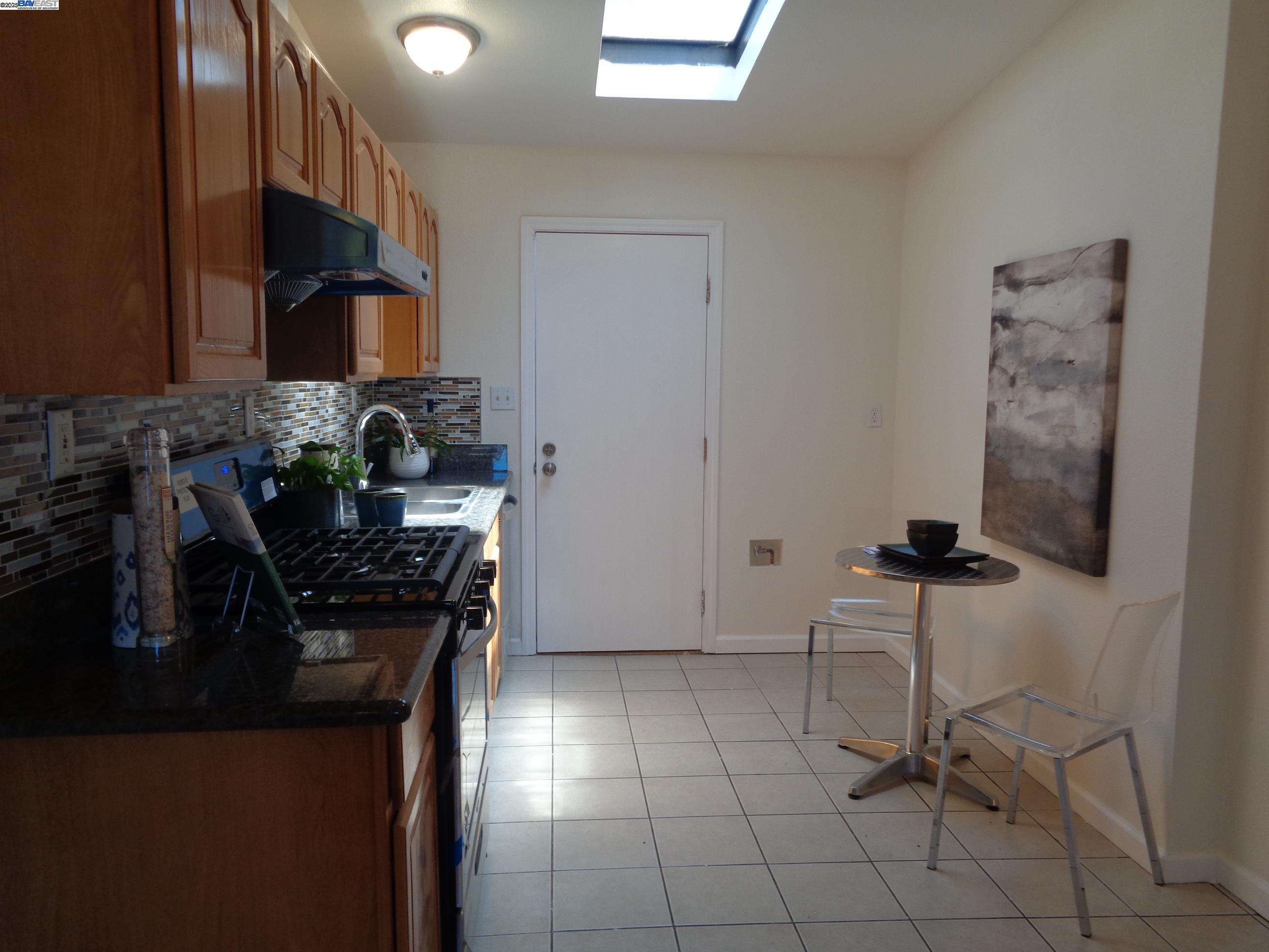 Detail Gallery Image 8 of 34 For 2122 E 25th St, Oakland,  CA 94606 - 3 Beds | 2 Baths