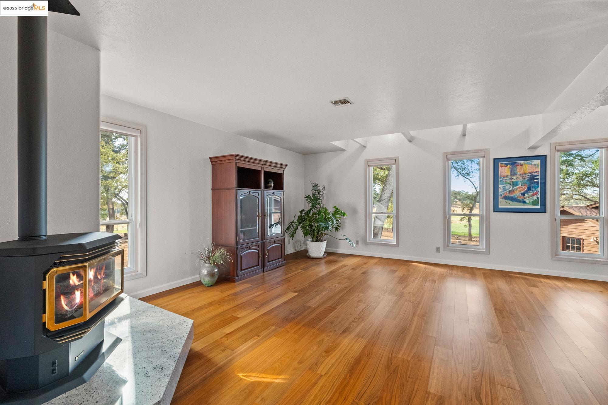 Detail Gallery Image 7 of 54 For 10566 Thistledown Rd, Jamestown,  CA 95327 - 5 Beds | 2 Baths