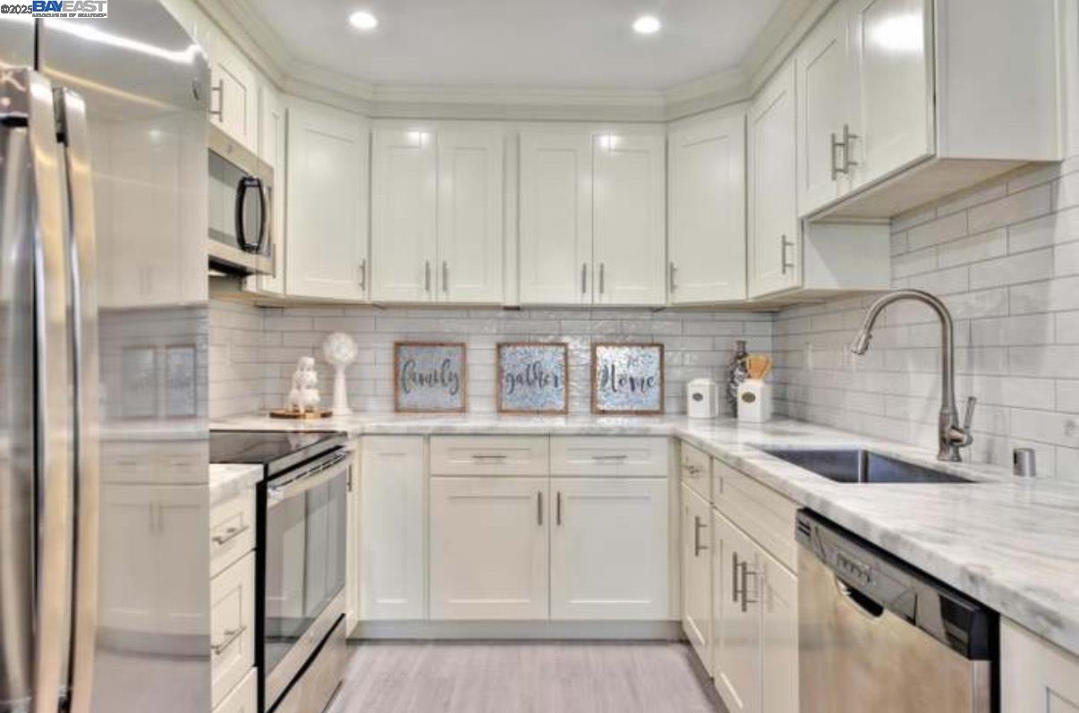 Detail Gallery Image 1 of 10 For 301 Kenbrook Cir, San Jose,  CA 95111 - 2 Beds | 2 Baths