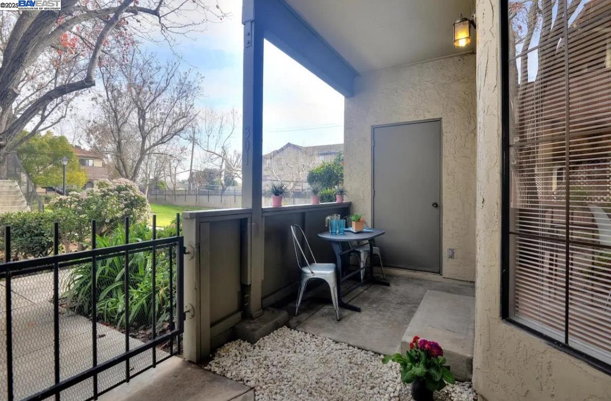 Detail Gallery Image 6 of 10 For 301 Kenbrook Cir, San Jose,  CA 95111 - 2 Beds | 2 Baths