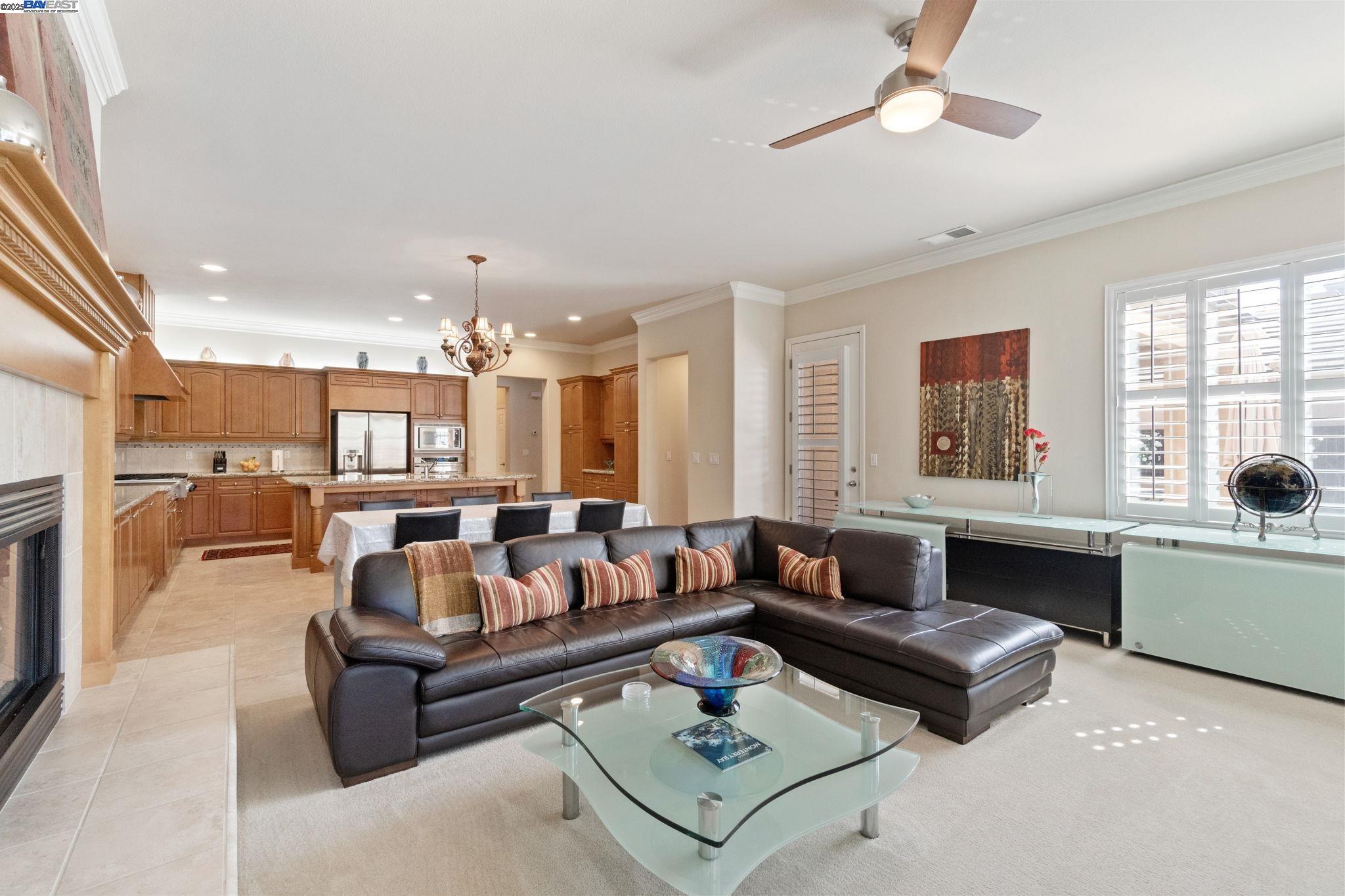 Detail Gallery Image 4 of 57 For 10615 E Landmark Way, Clovis,  CA 93619 - 4 Beds | 4 Baths