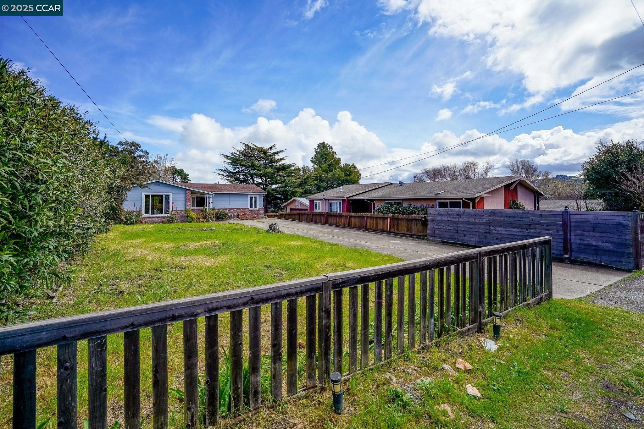 Detail Gallery Image 3 of 24 For 742 La Paloma Rd, El Sobrante,  CA 94803 - 2 Beds | 1 Baths