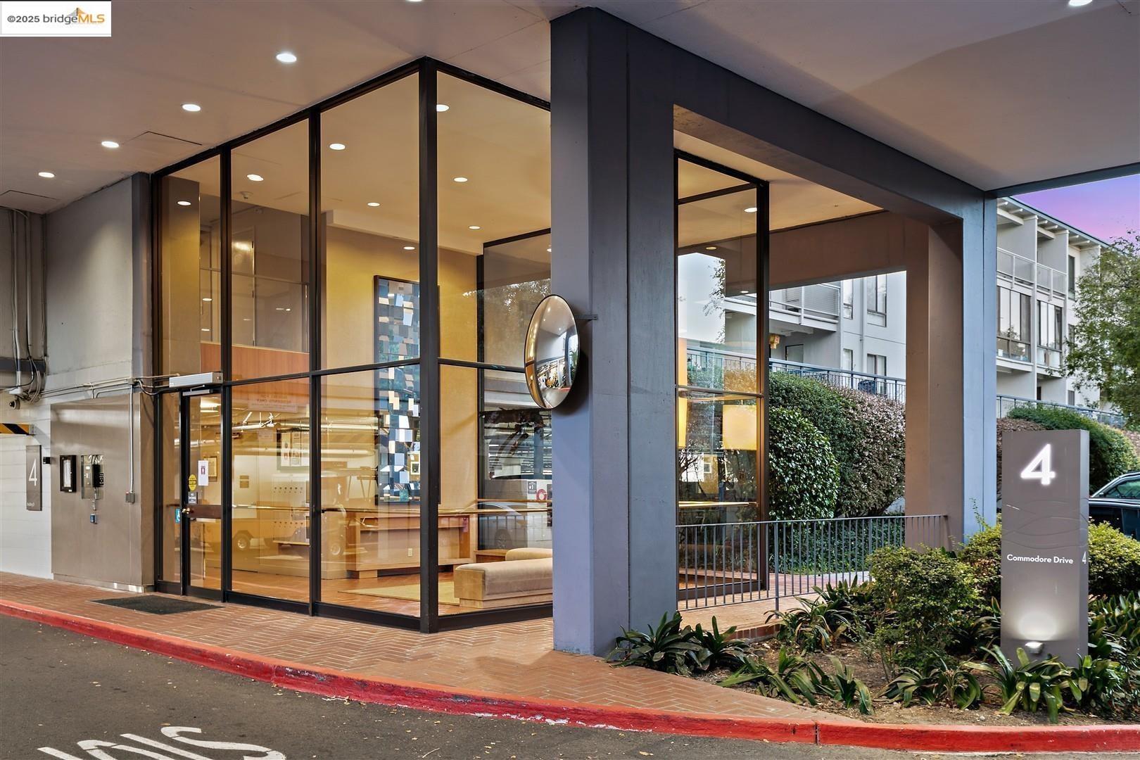 Detail Gallery Image 40 of 60 For 4 Commodore Dr #D523,  Emeryville,  CA 94608 - 1 Beds | 1 Baths