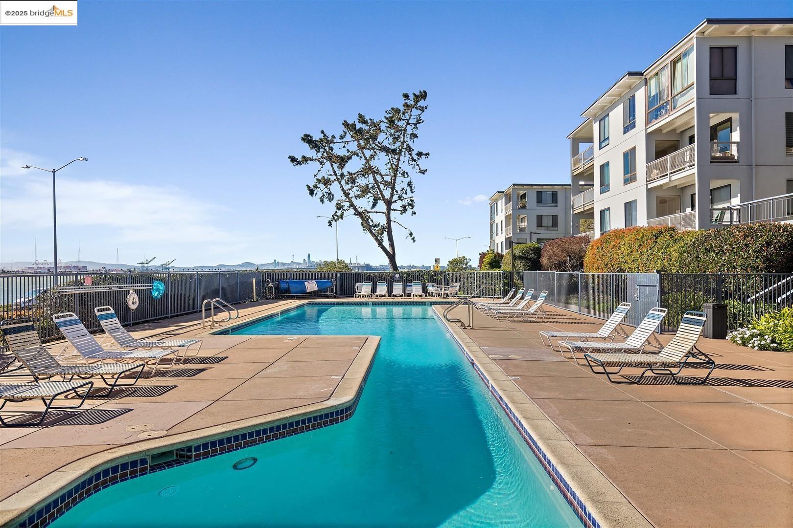 Detail Gallery Image 52 of 60 For 4 Commodore Dr #D523,  Emeryville,  CA 94608 - 1 Beds | 1 Baths