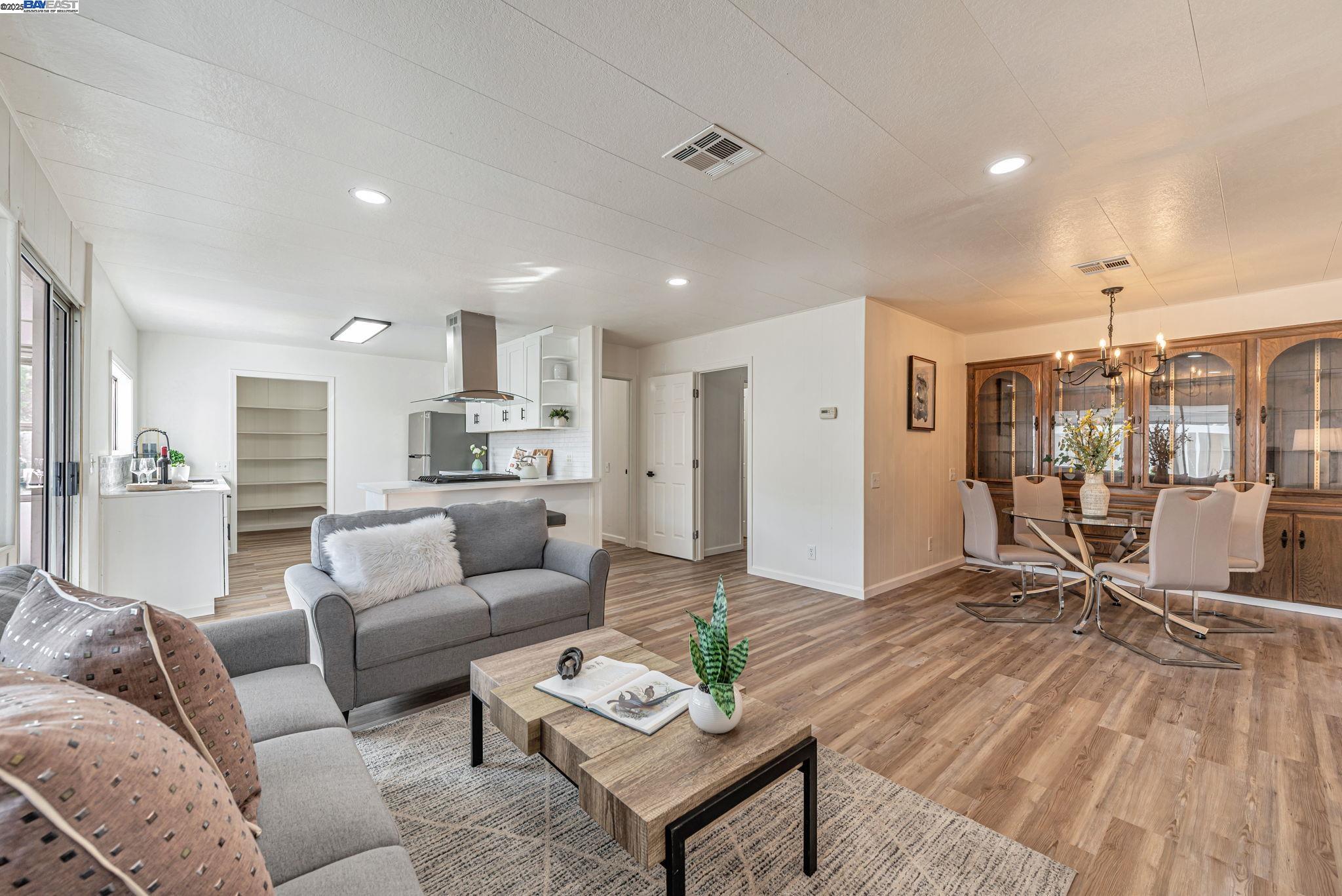 Detail Gallery Image 5 of 56 For 1111 Morse Ave Spc 17,  Sunnyvale,  CA 94089 - 2 Beds | 2 Baths