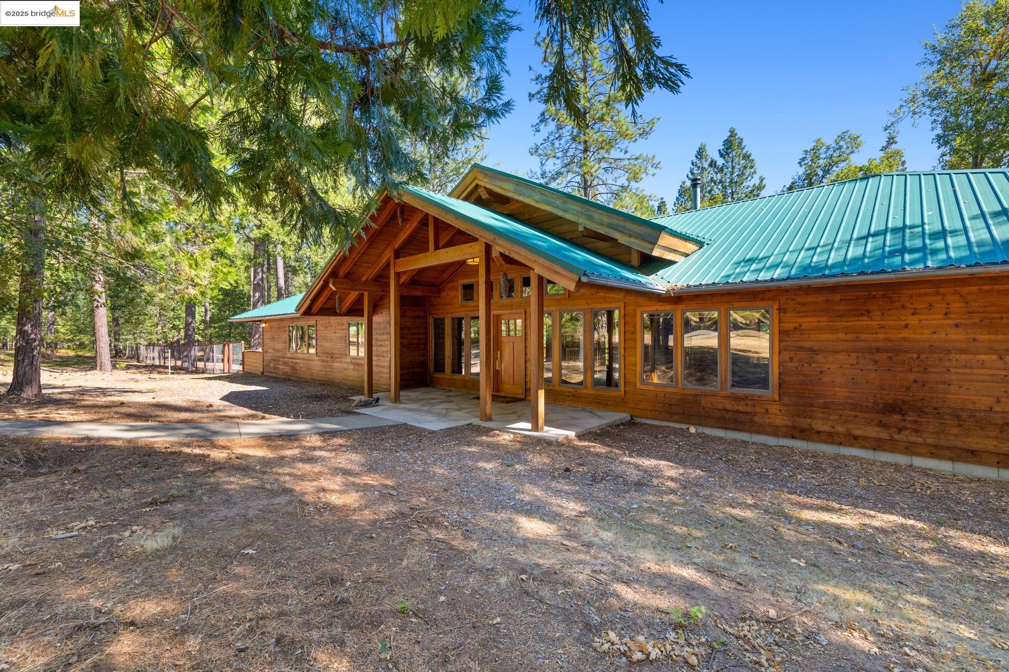 Detail Gallery Image 2 of 57 For 22715 Hells Hollow Road, Groveland,  CA 95321-0000 - 3 Beds | 2 Baths