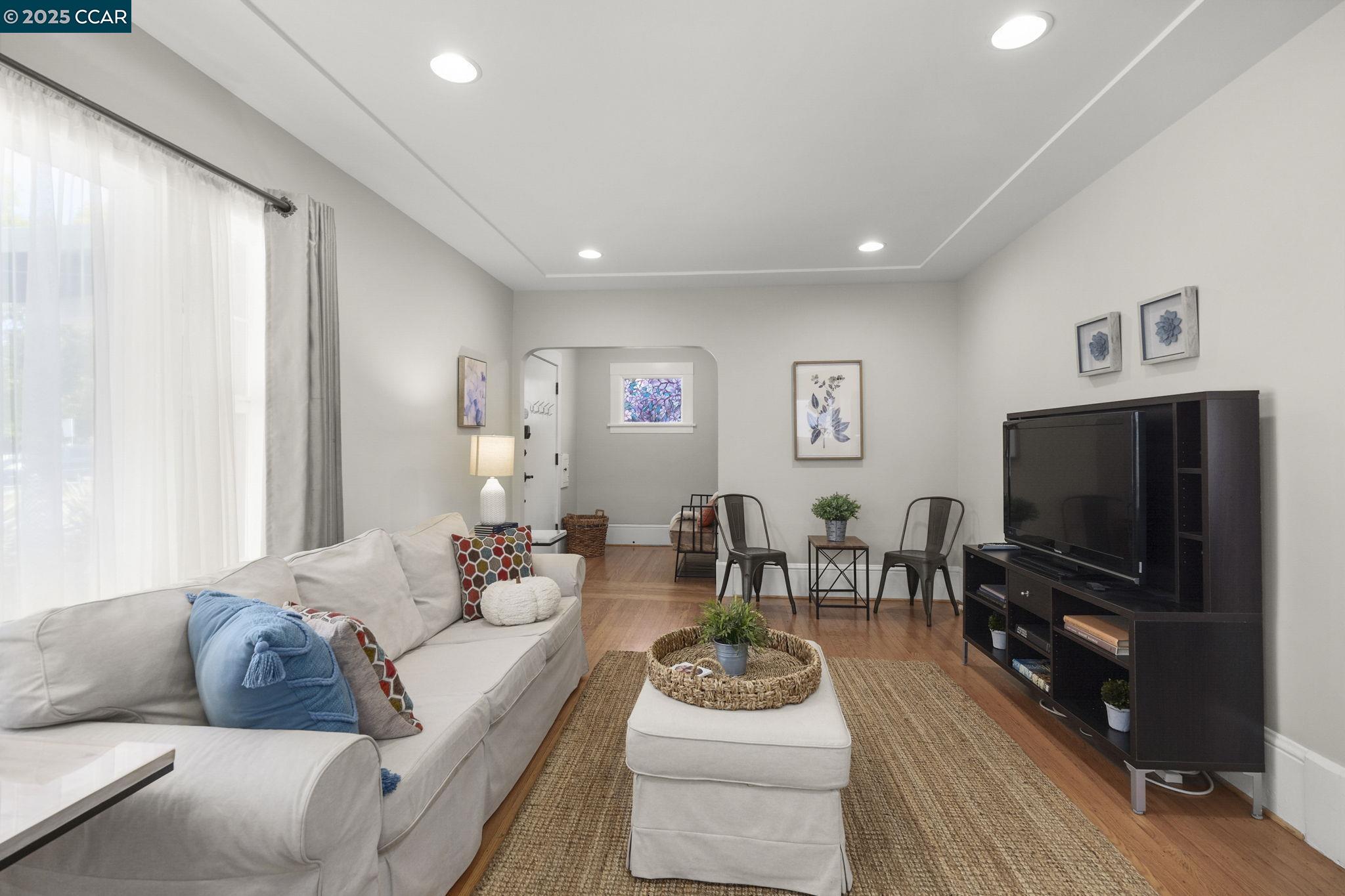 Detail Gallery Image 9 of 36 For 4426 Park Blvd, Oakland,  CA 94602 - 2 Beds | 2 Baths