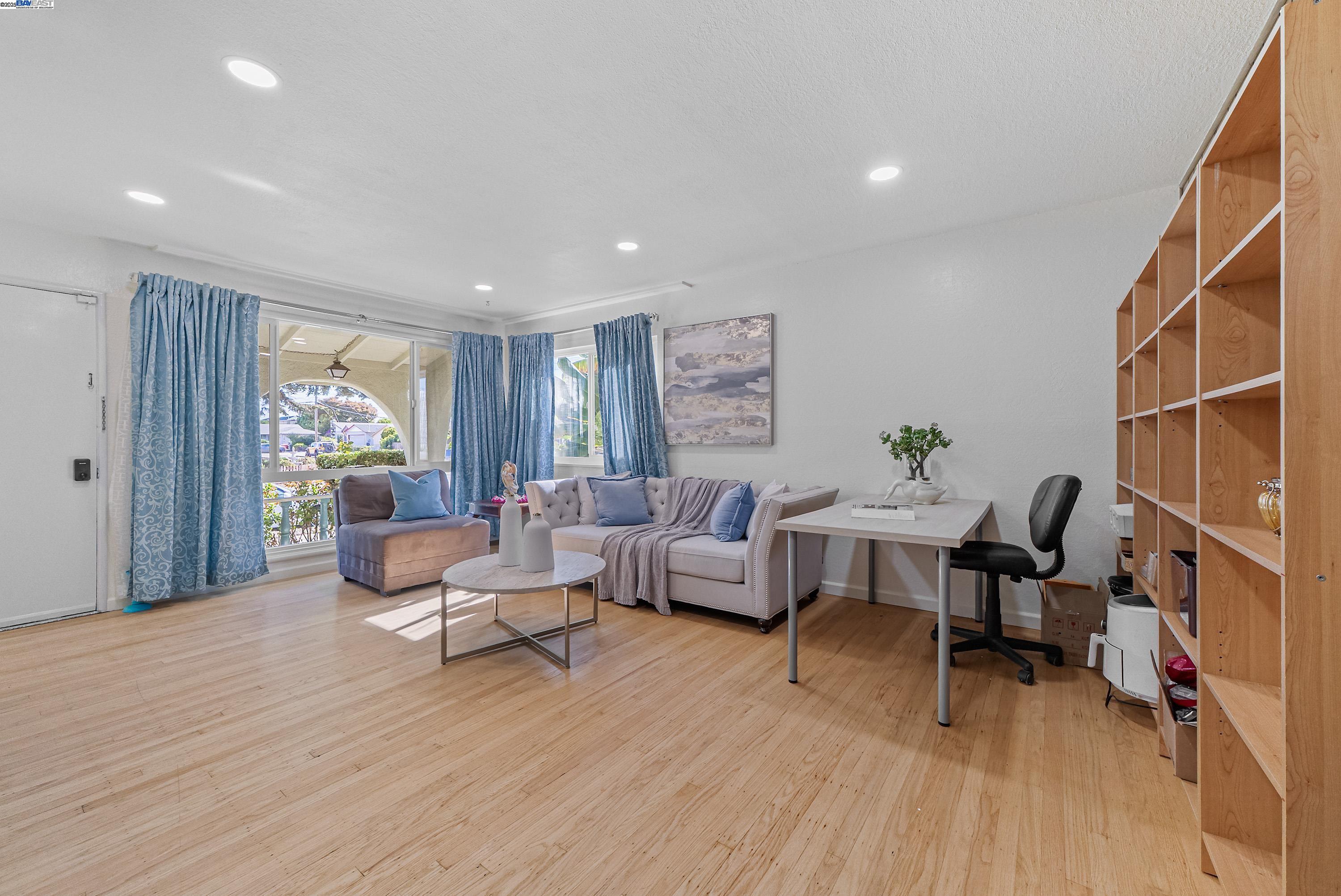 Detail Gallery Image 3 of 11 For 829 Crespi Dr, San Leandro,  CA 94578 - 3 Beds | 2 Baths