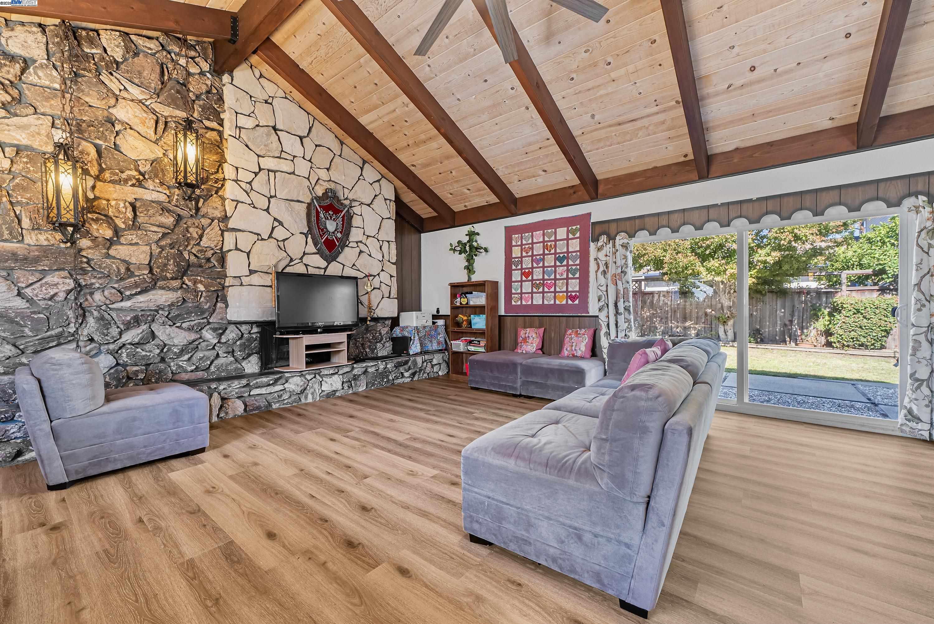 Detail Gallery Image 5 of 11 For 829 Crespi Dr, San Leandro,  CA 94578 - 3 Beds | 2 Baths