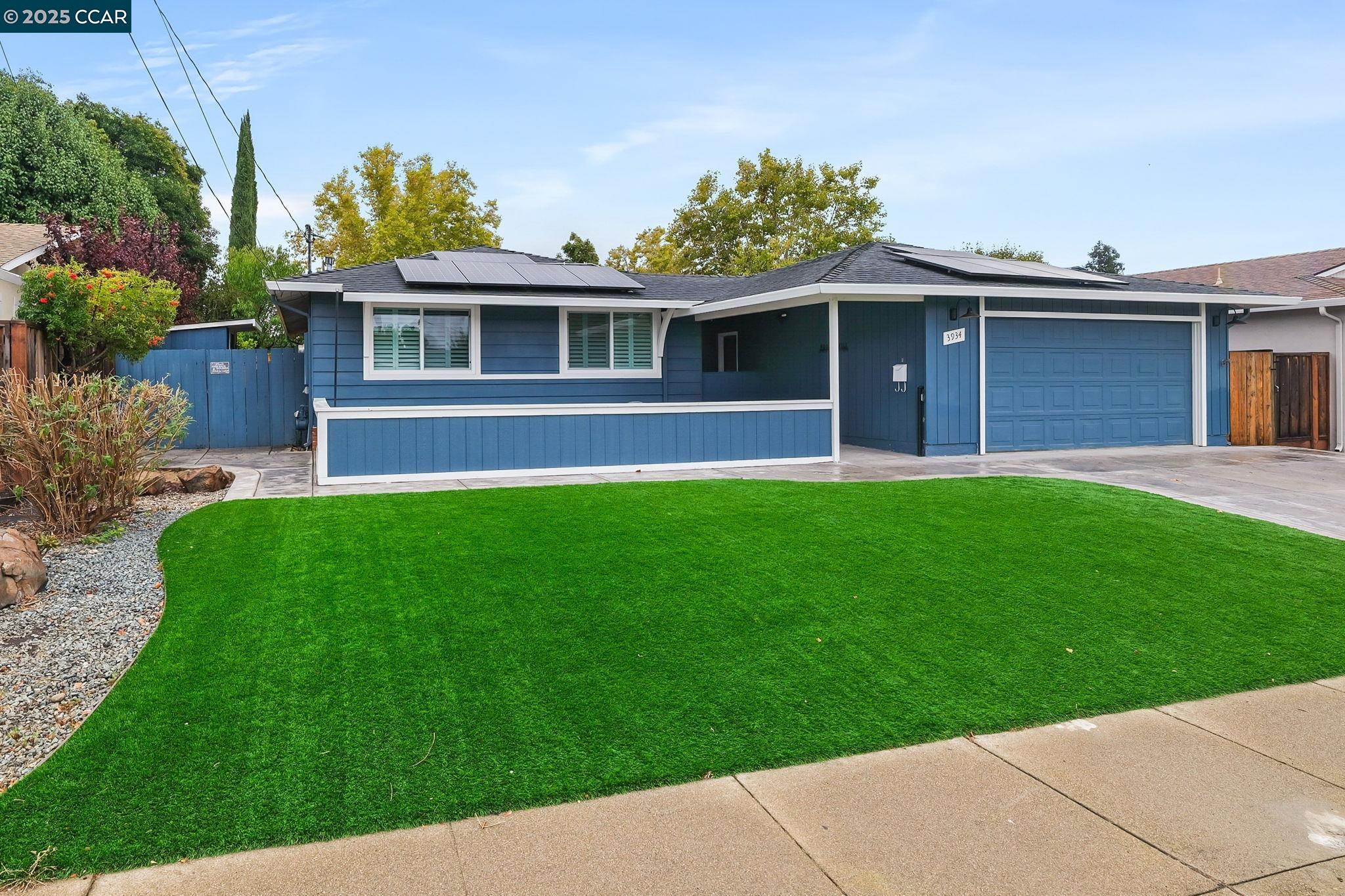 Detail Gallery Image 3 of 23 For 3934 Bellwood Drive, Concord,  CA 94519-1118 - 3 Beds | 2 Baths