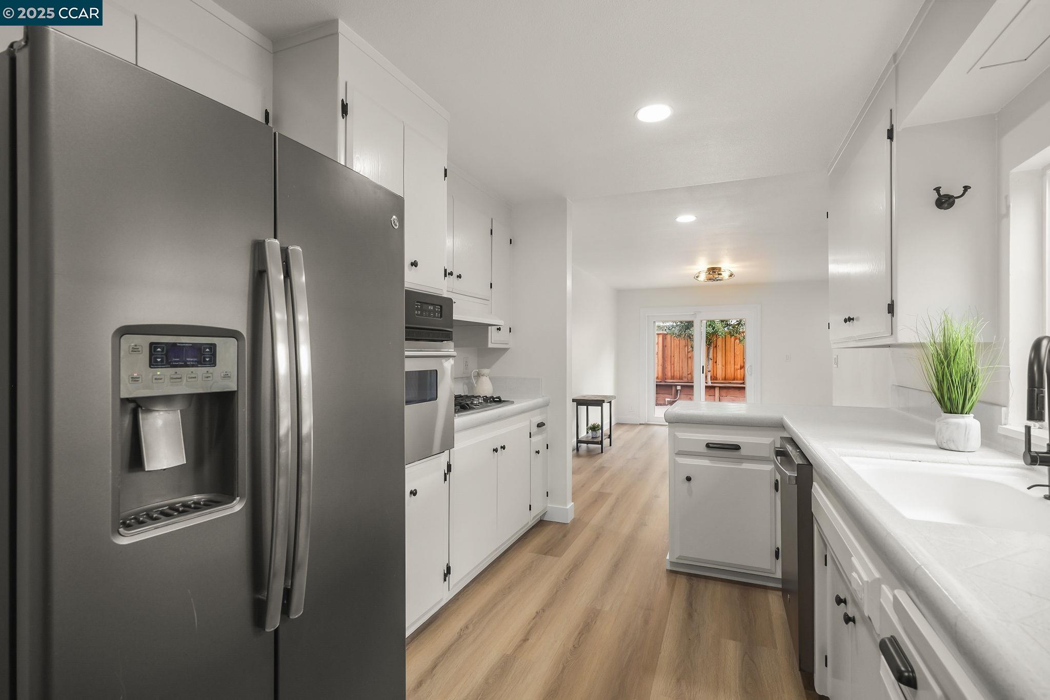 Detail Gallery Image 7 of 23 For 3934 Bellwood Drive, Concord,  CA 94519-1118 - 3 Beds | 2 Baths