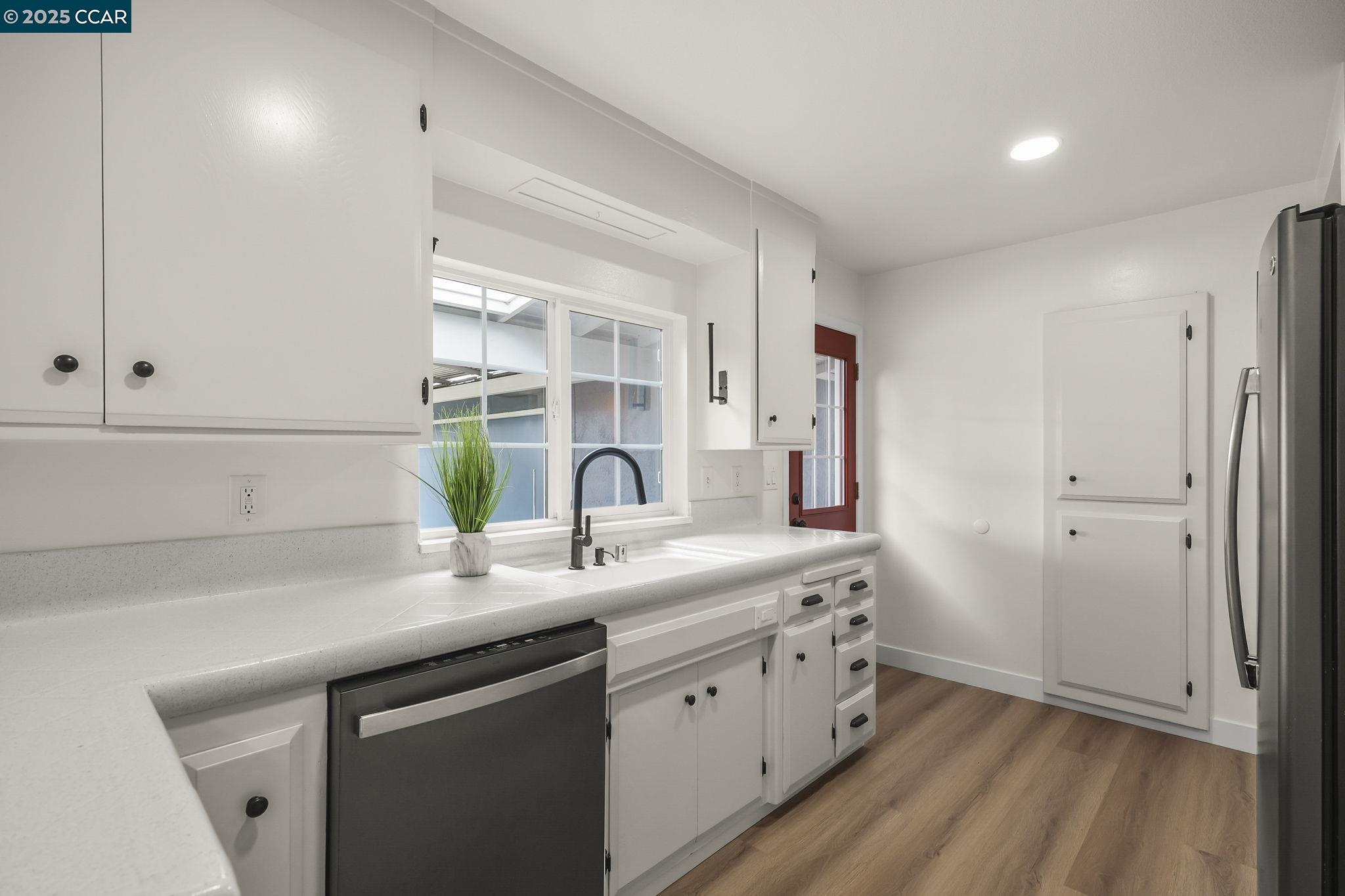 Detail Gallery Image 8 of 23 For 3934 Bellwood Drive, Concord,  CA 94519-1118 - 3 Beds | 2 Baths