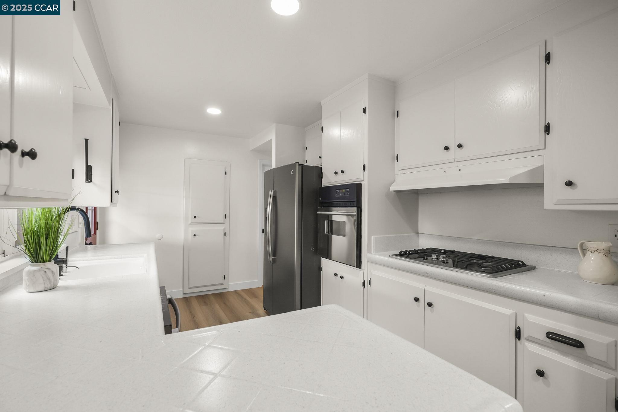 Detail Gallery Image 9 of 23 For 3934 Bellwood Drive, Concord,  CA 94519-1118 - 3 Beds | 2 Baths