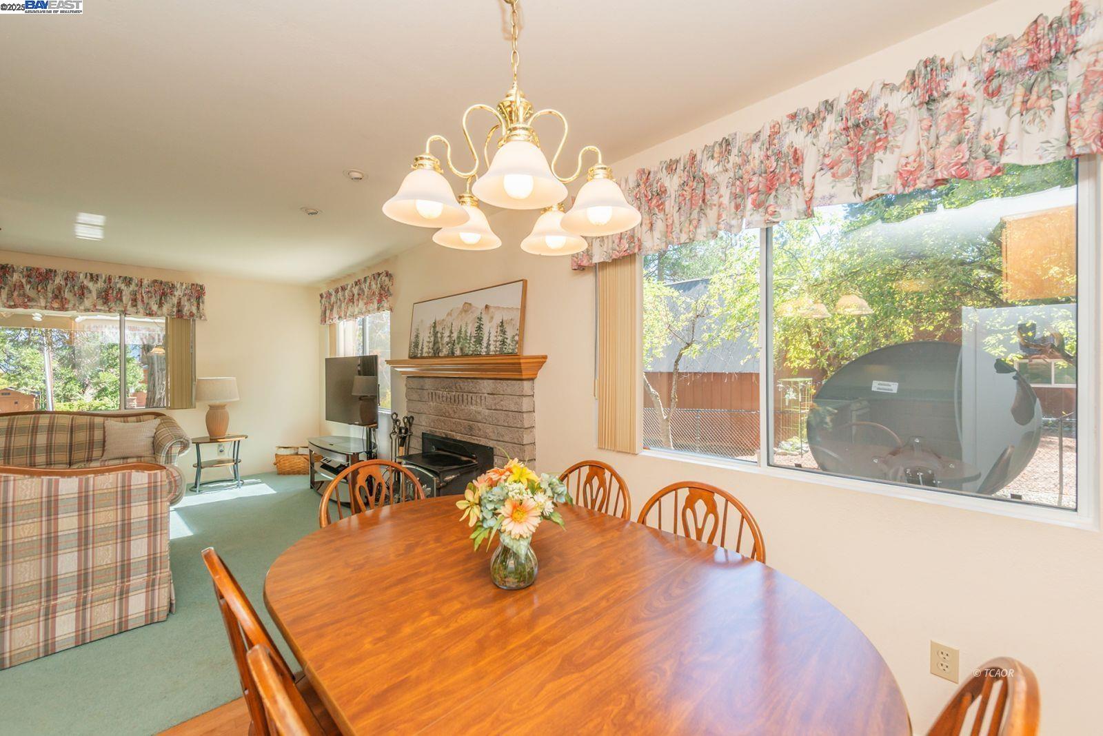 Detail Gallery Image 11 of 48 For 230 Lakeview Dr., Trinity Center,  CA 96091 - 3 Beds | 3 Baths