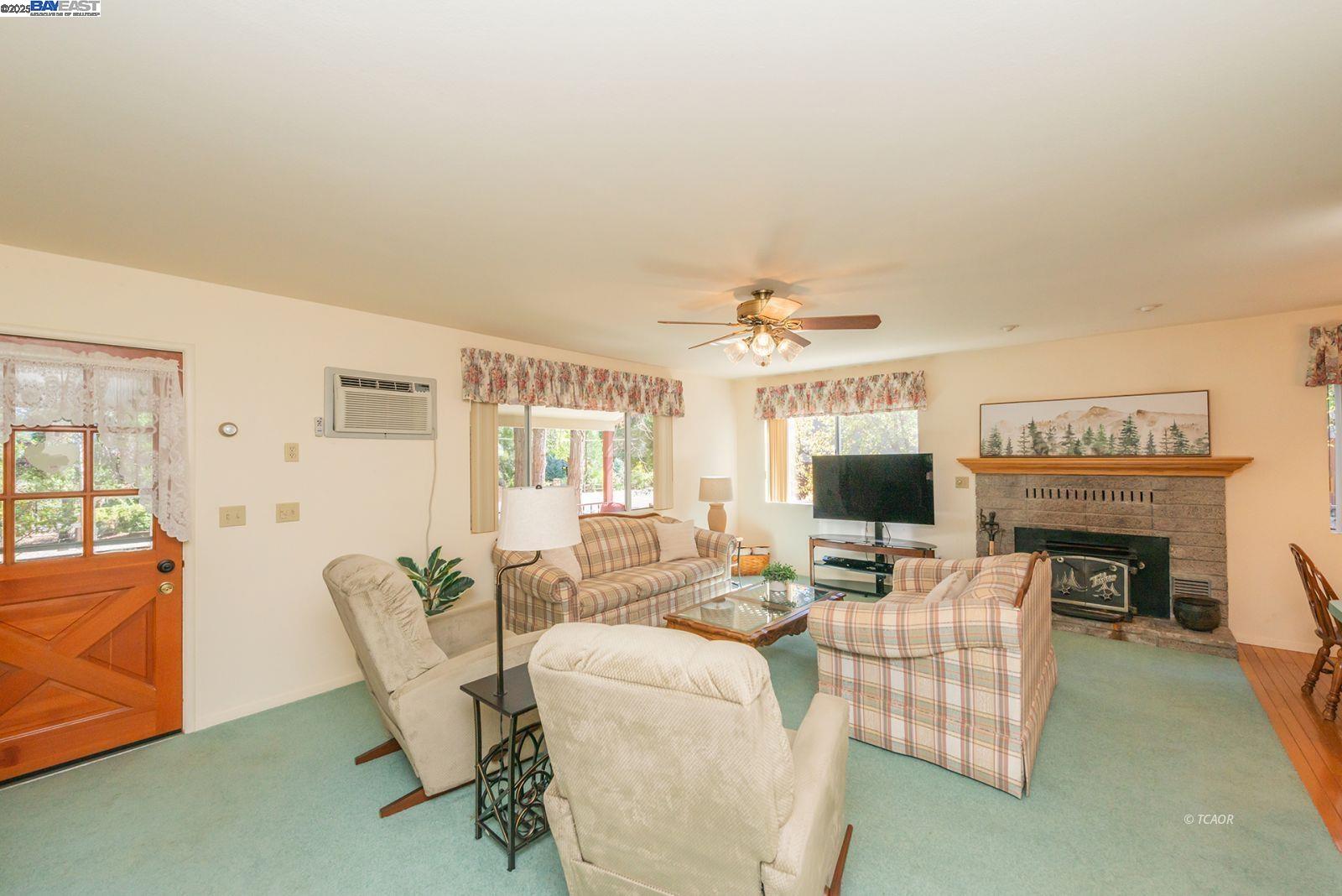 Detail Gallery Image 6 of 48 For 230 Lakeview Dr., Trinity Center,  CA 96091 - 3 Beds | 3 Baths