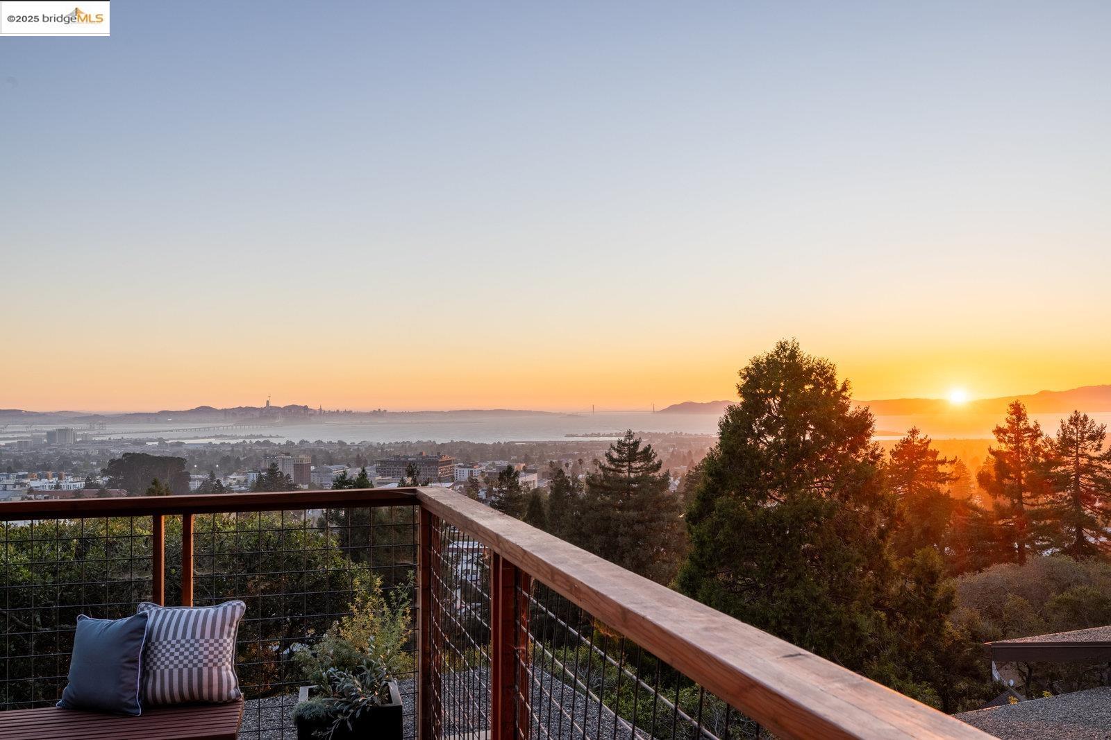 Detail Gallery Image 3 of 60 For 1700 La Vereda Rd, Berkeley,  CA 94709 - 3 Beds | 2/2 Baths