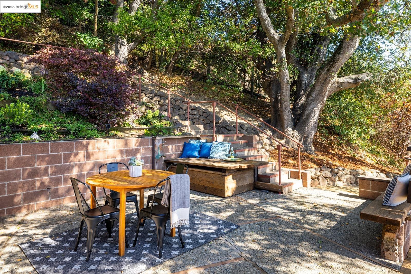 Detail Gallery Image 27 of 60 For 1700 La Vereda Rd, Berkeley,  CA 94709 - 3 Beds | 2/2 Baths