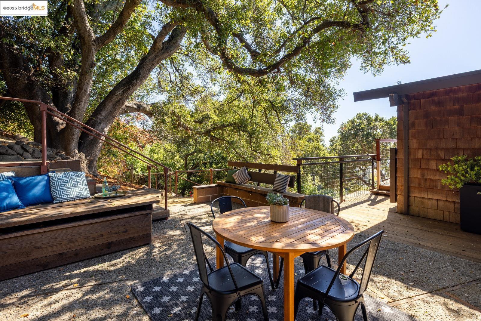 Detail Gallery Image 28 of 60 For 1700 La Vereda Rd, Berkeley,  CA 94709 - 3 Beds | 2/2 Baths