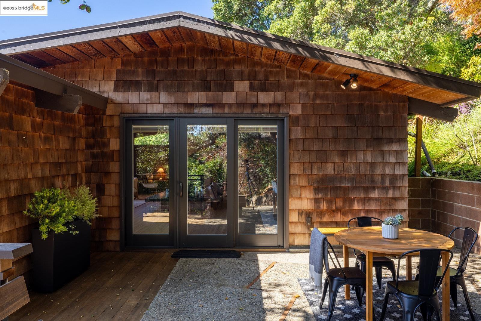 Detail Gallery Image 30 of 60 For 1700 La Vereda Rd, Berkeley,  CA 94709 - 3 Beds | 2/2 Baths