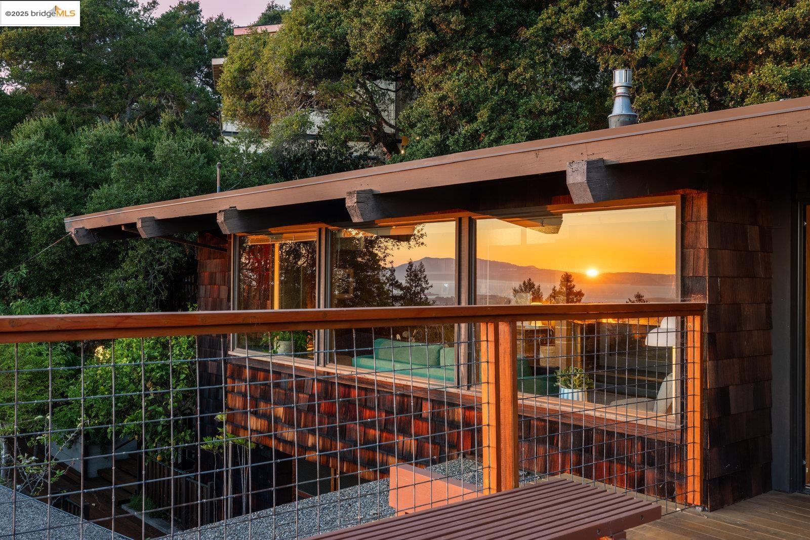 Detail Gallery Image 4 of 60 For 1700 La Vereda Rd, Berkeley,  CA 94709 - 3 Beds | 2/2 Baths