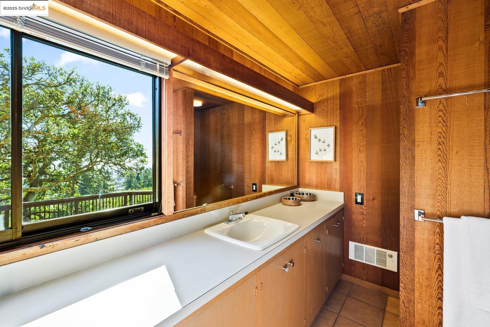 Detail Gallery Image 42 of 60 For 1700 La Vereda Rd, Berkeley,  CA 94709 - 3 Beds | 2/2 Baths