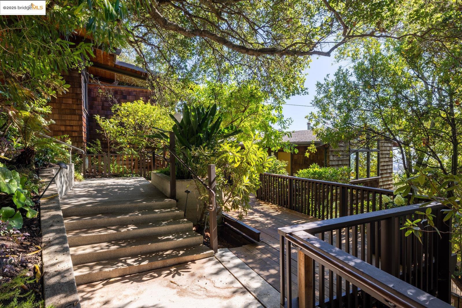 Detail Gallery Image 8 of 60 For 1700 La Vereda Rd, Berkeley,  CA 94709 - 3 Beds | 2/2 Baths