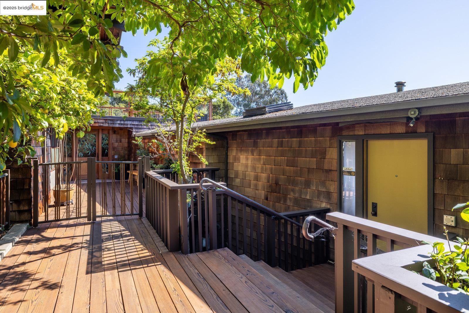Detail Gallery Image 9 of 60 For 1700 La Vereda Rd, Berkeley,  CA 94709 - 3 Beds | 2/2 Baths