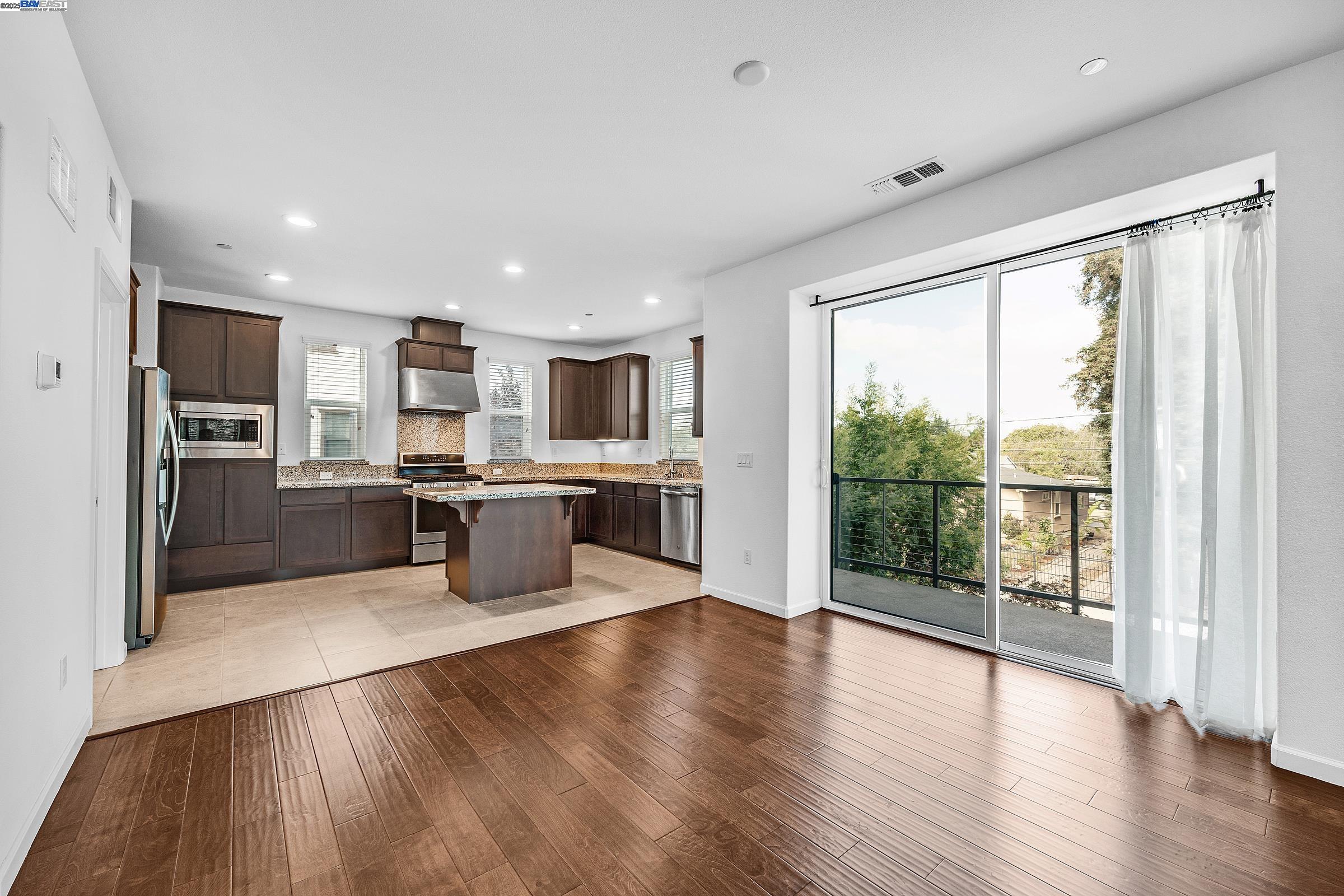 Detail Gallery Image 14 of 38 For 22759 Filbert St, Hayward,  CA 94541 - 3 Beds | 3/1 Baths