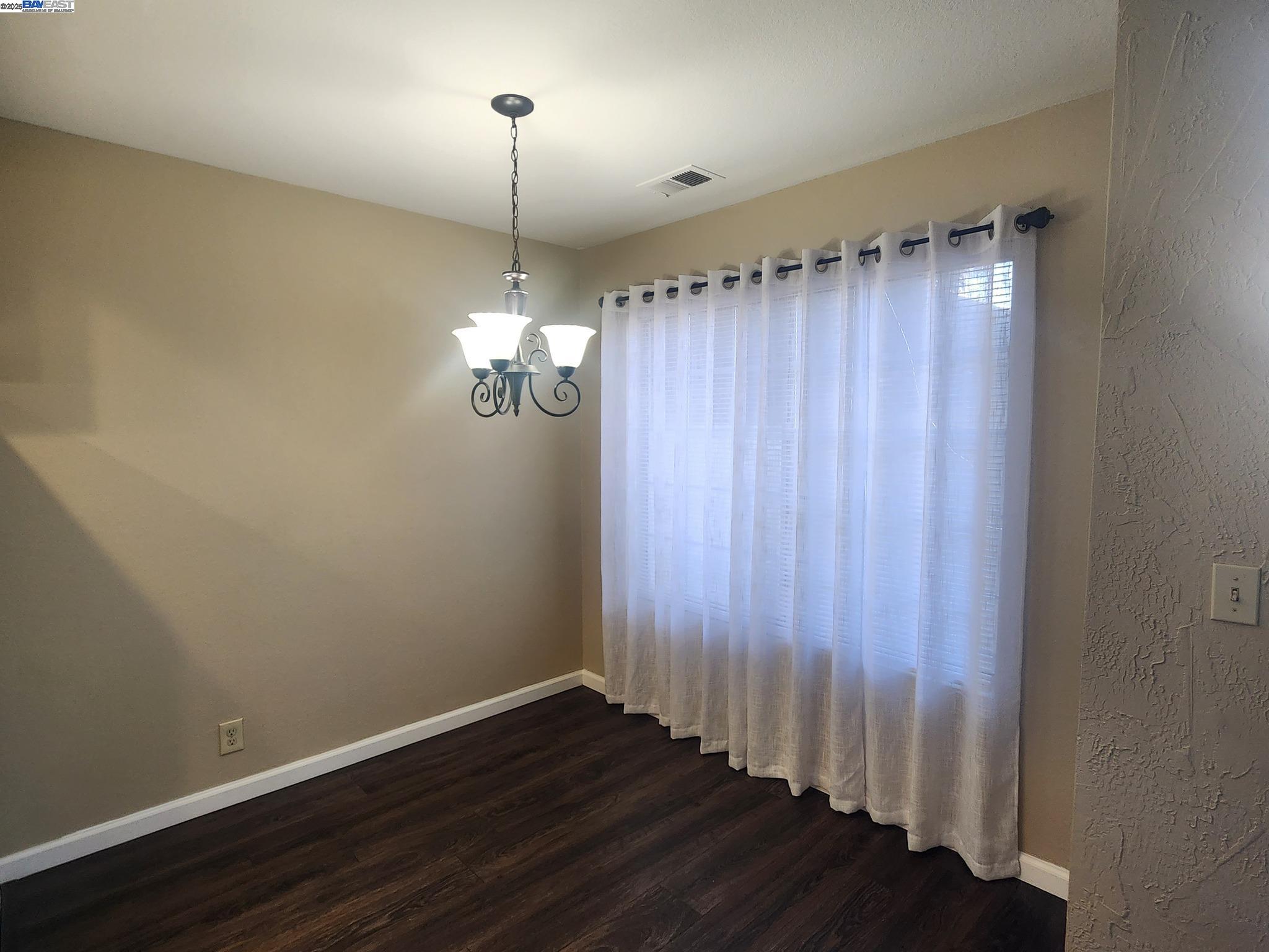 Detail Gallery Image 5 of 15 For 503 Rose Ave, Pleasanton,  CA 94566 - 2 Beds | 2 Baths