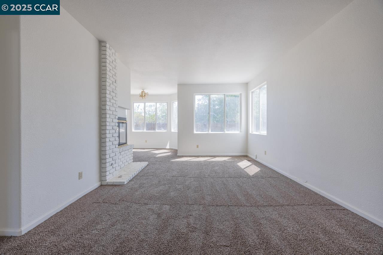 Detail Gallery Image 4 of 28 For 3345 Bear Ridge Way, Antioch,  CA 94531 - 3 Beds | 2/1 Baths