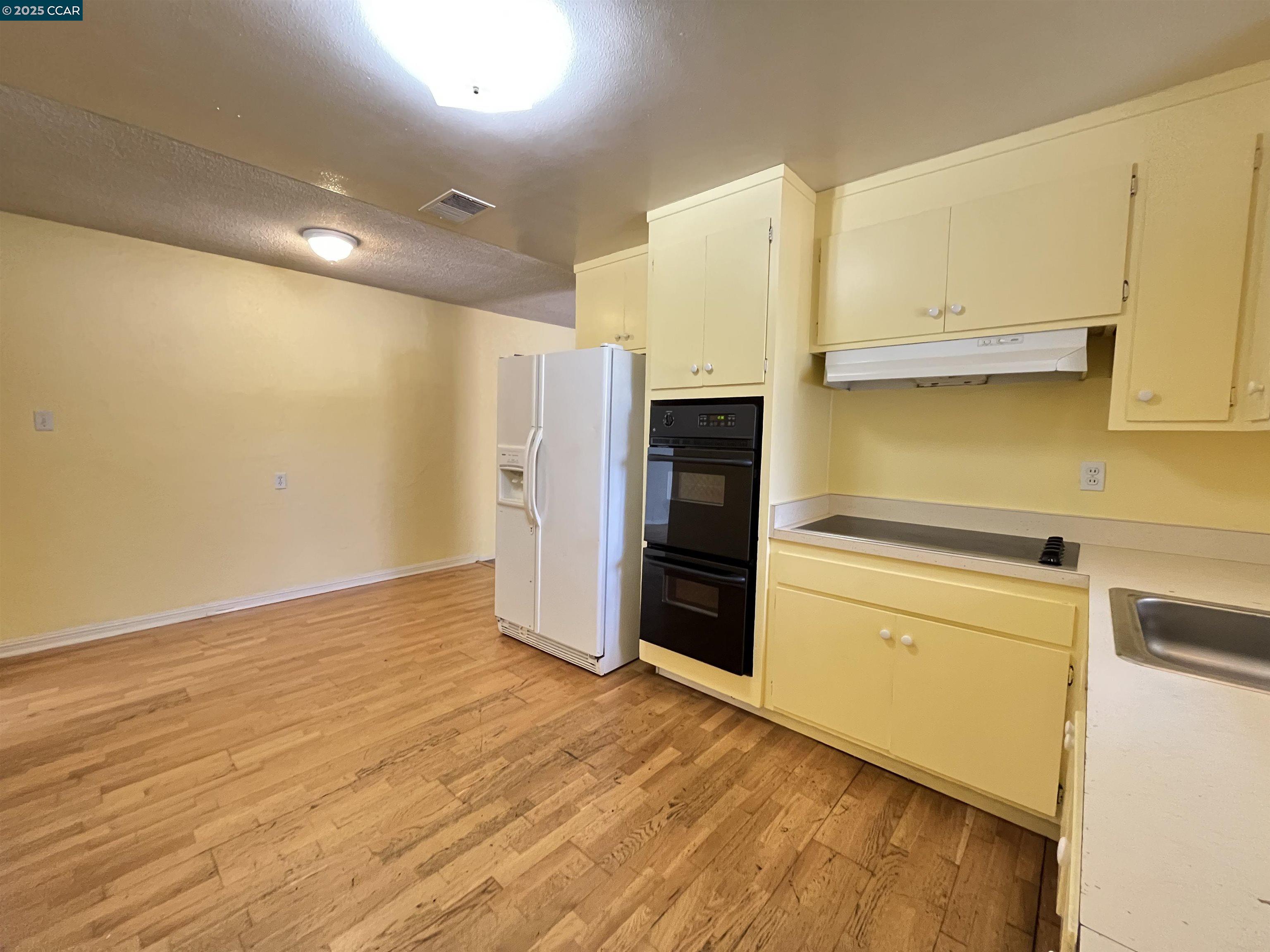 Detail Gallery Image 9 of 41 For 1665 Center Rd, Novato,  CA 94947 - 4 Beds | 2 Baths