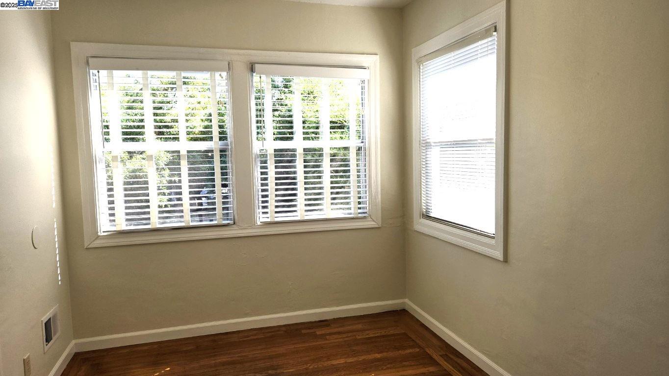 Detail Gallery Image 6 of 14 For 702 Solano Ave, Albany,  CA 94706 - 3 Beds | 1 Baths