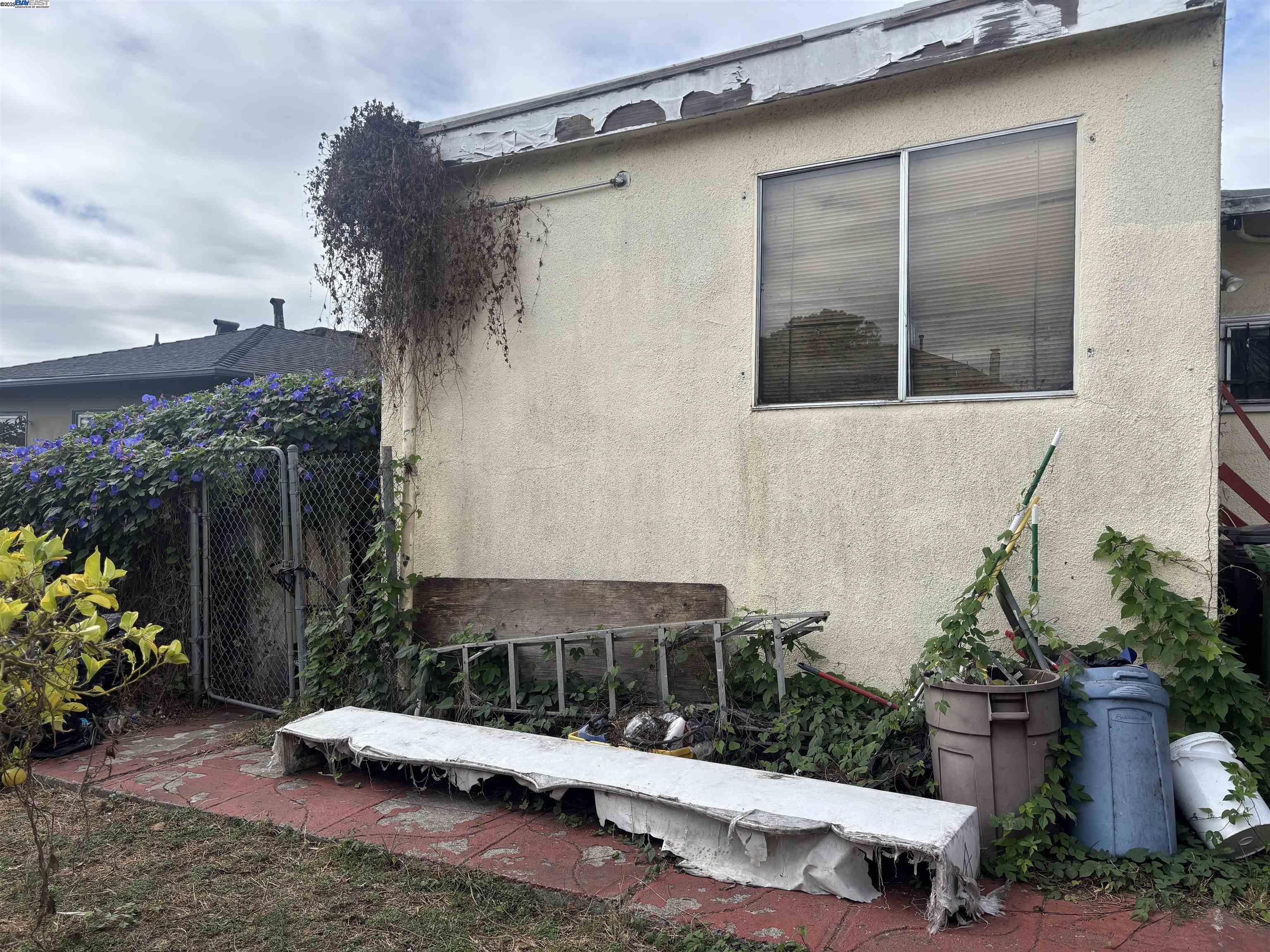 Detail Gallery Image 8 of 9 For 5226 Belvedere St, Oakland,  CA 94601 - 3 Beds | 1/1 Baths