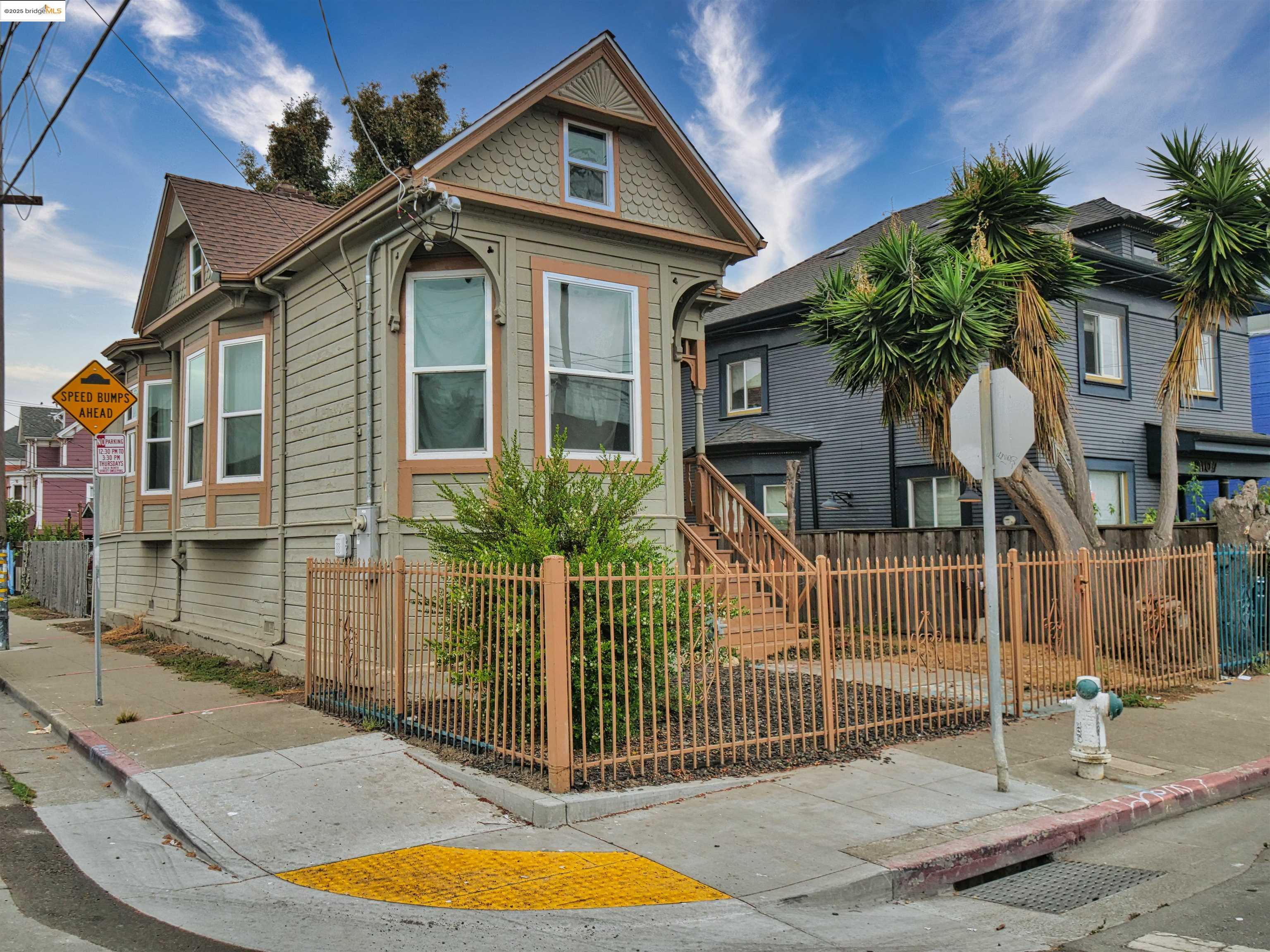 Detail Gallery Image 2 of 21 For 2103 Myrtle St, Oakland,  CA 94607 - 2 Beds | 2 Baths