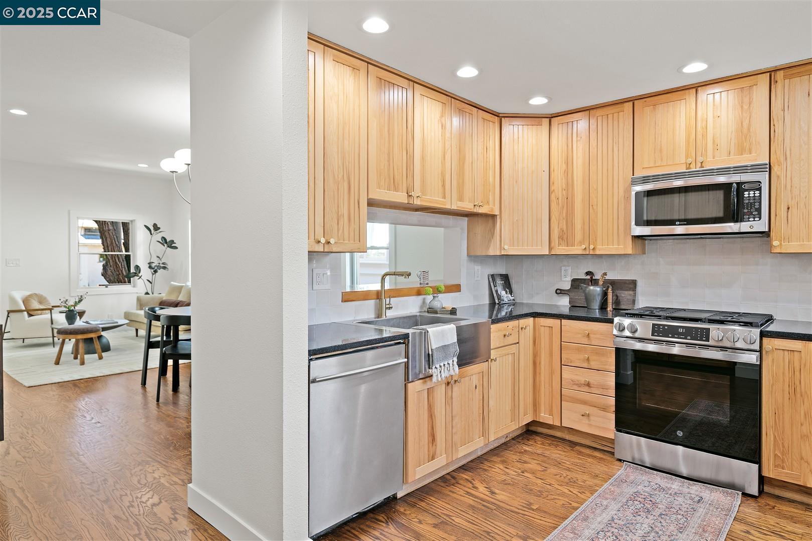 Detail Gallery Image 11 of 60 For 2703 Mathews St, Berkeley,  CA 94702 - 4 Beds | 4 Baths