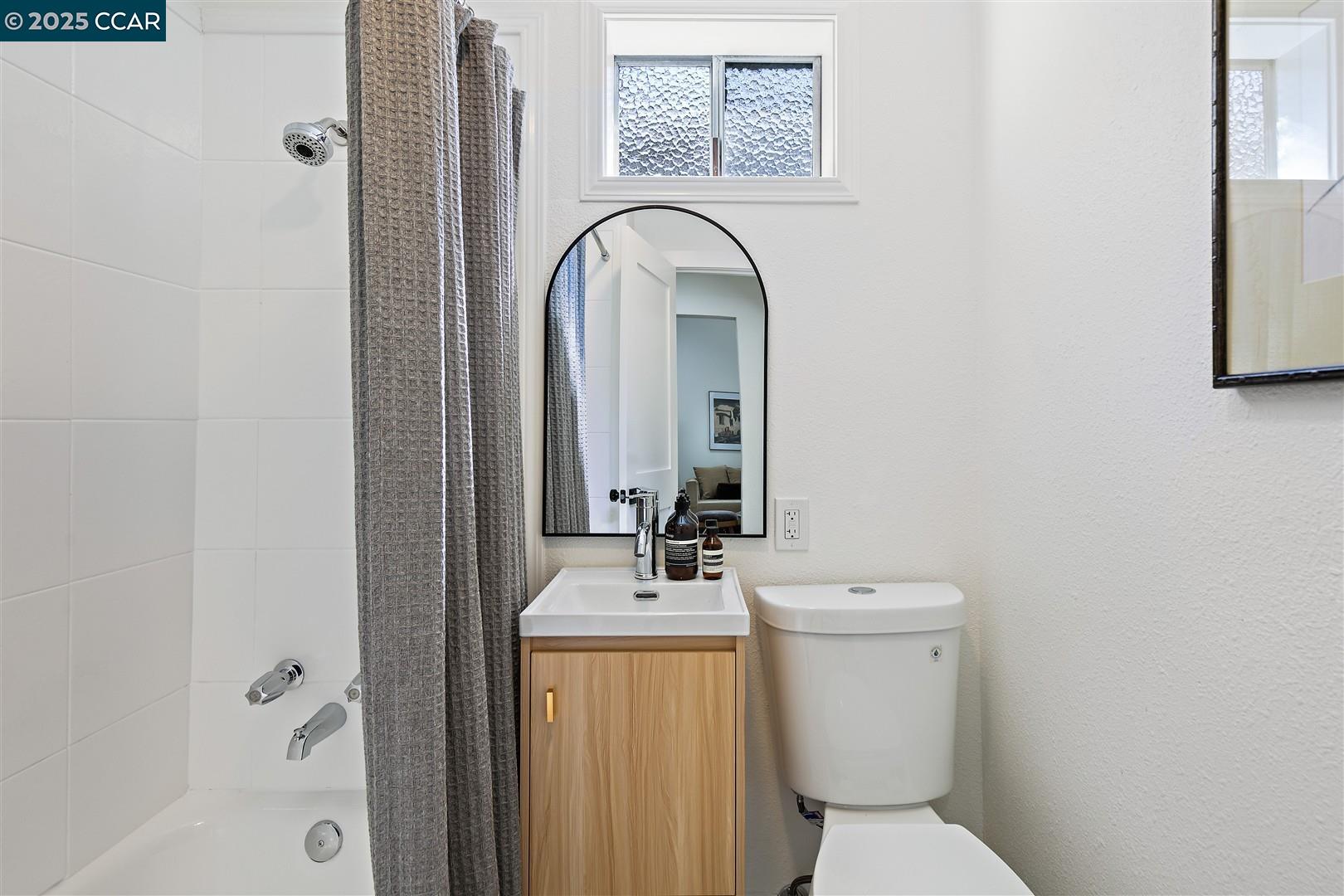 Detail Gallery Image 14 of 60 For 2703 Mathews St, Berkeley,  CA 94702 - 4 Beds | 4 Baths