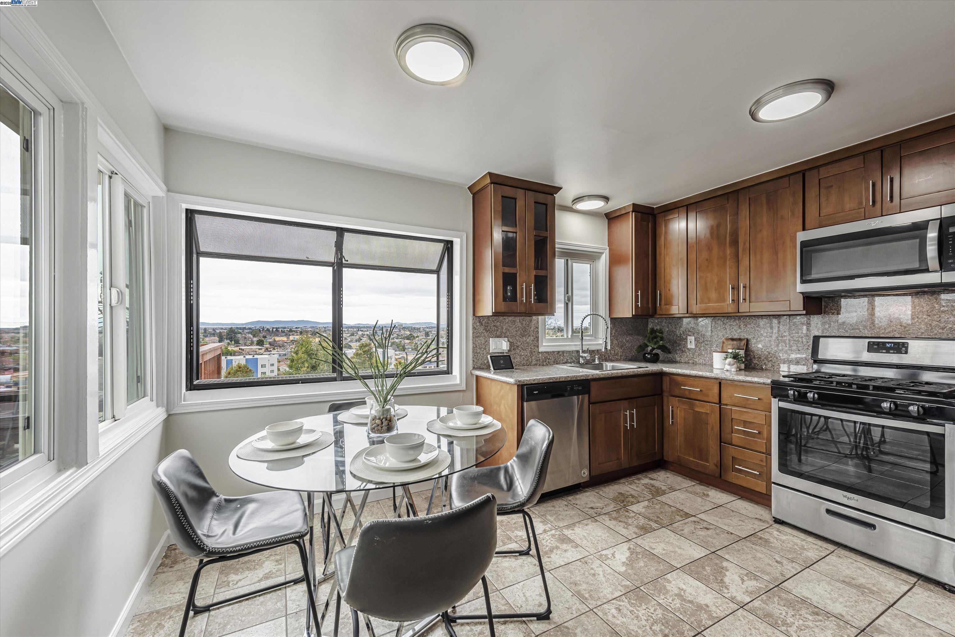 Detail Gallery Image 4 of 35 For 9883 Lawlor St, Oakland,  CA 94605 - 4 Beds | 2 Baths