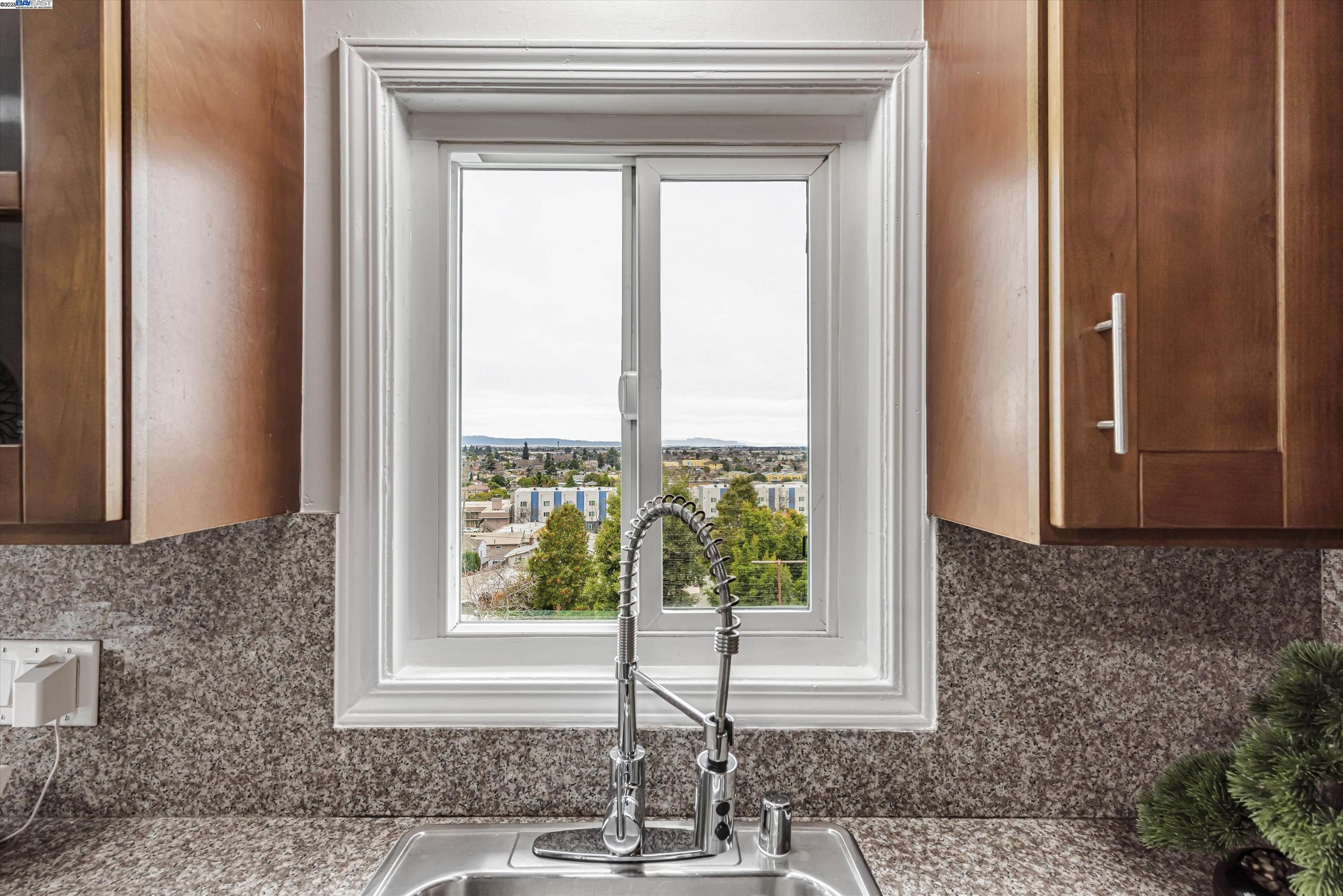 Detail Gallery Image 6 of 35 For 9883 Lawlor St, Oakland,  CA 94605 - 4 Beds | 2 Baths