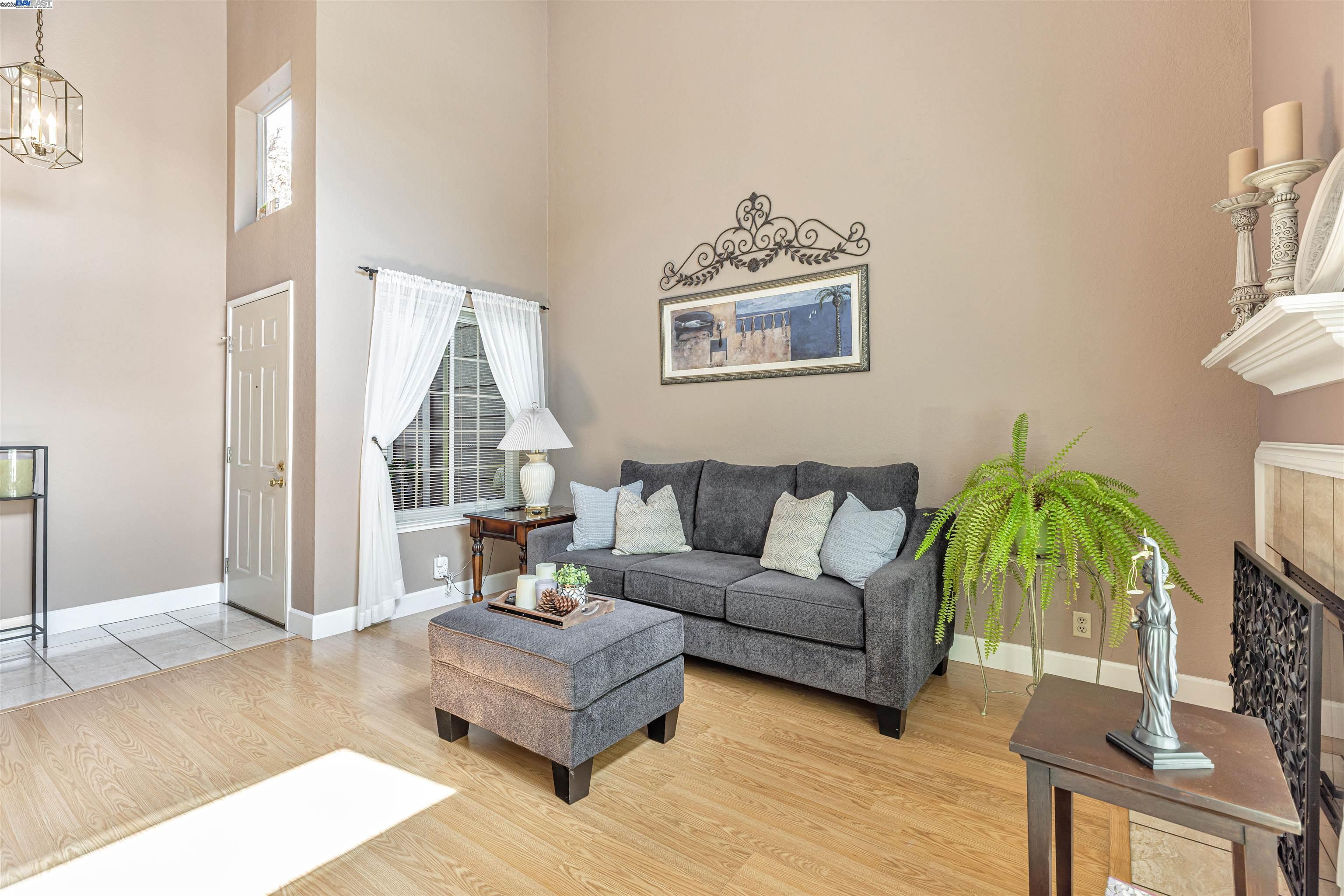 Detail Gallery Image 7 of 21 For 2013 Galloway Cmn, Livermore,  CA 94551 - 3 Beds | 2/1 Baths