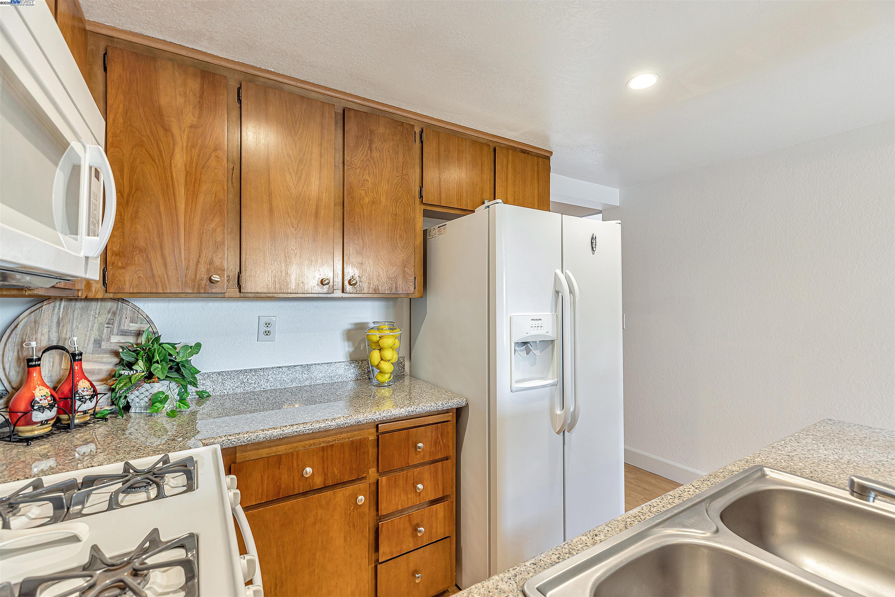 Detail Gallery Image 9 of 21 For 2013 Galloway Cmn, Livermore,  CA 94551 - 3 Beds | 2/1 Baths